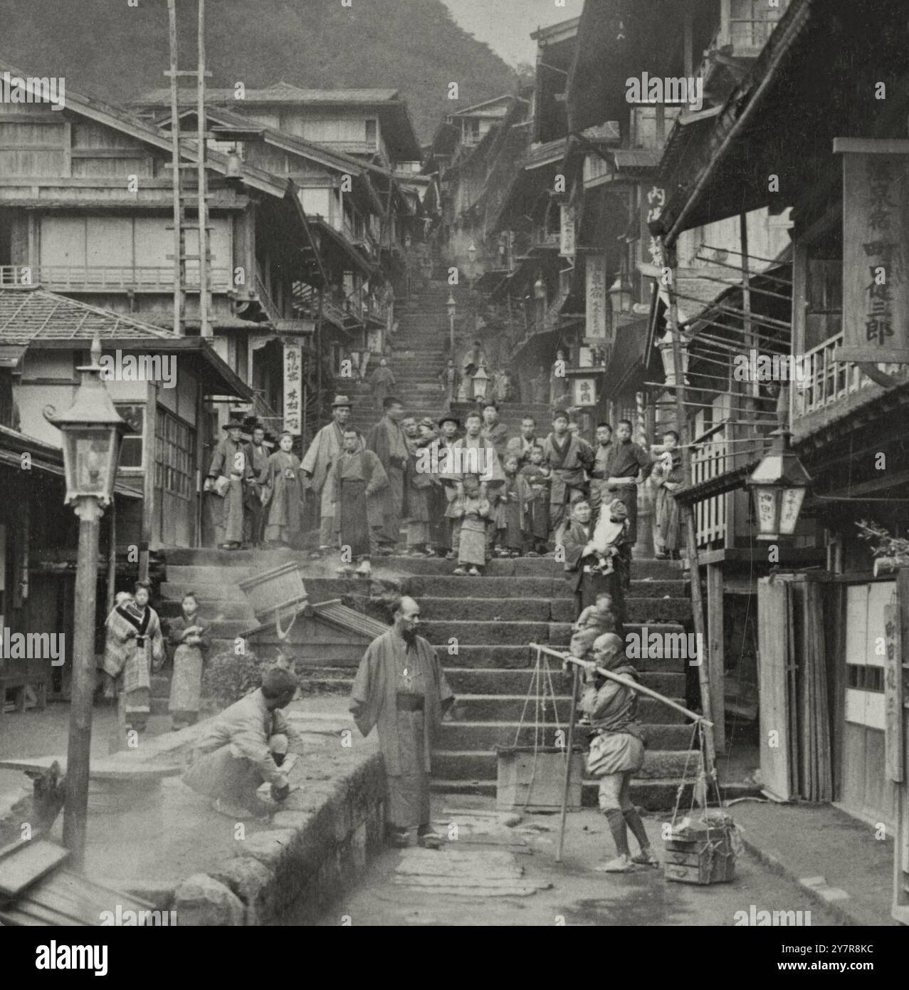 Vintage-Foto der Hauptstraße (der Treppen) die steile Seite des Mt. Haruna (s.W.) im berühmten Dorf der heißen Quellen, Ikao, Japan. 1904 Stockfoto