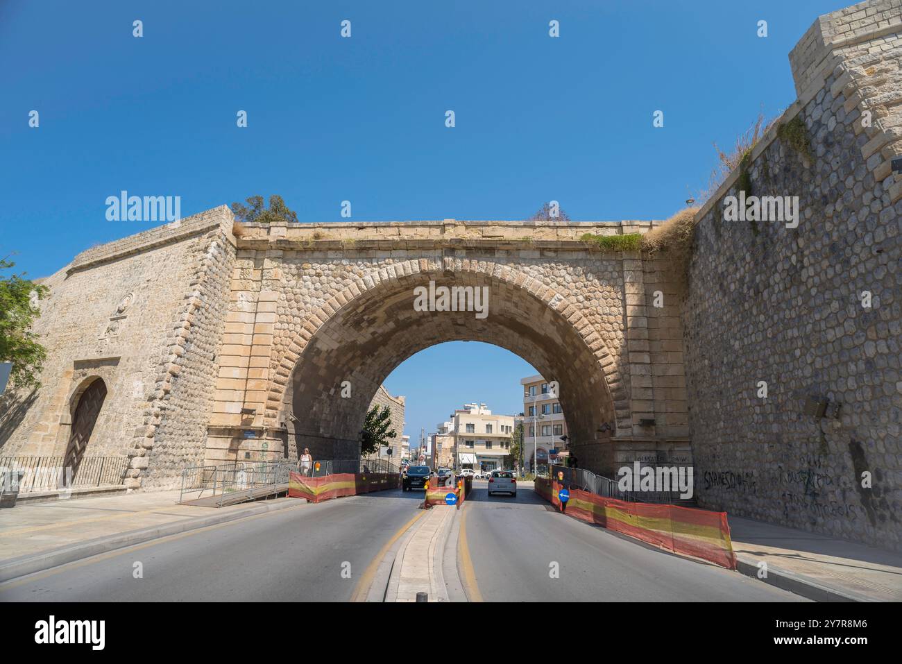 Stadtmauern von Heraklion, Blick auf das Chania-Tor, Teil der stark befestigten venezianischen Befestigungsmauern, die die Altstadt von Heraklion, Kreta, umgeben Stockfoto