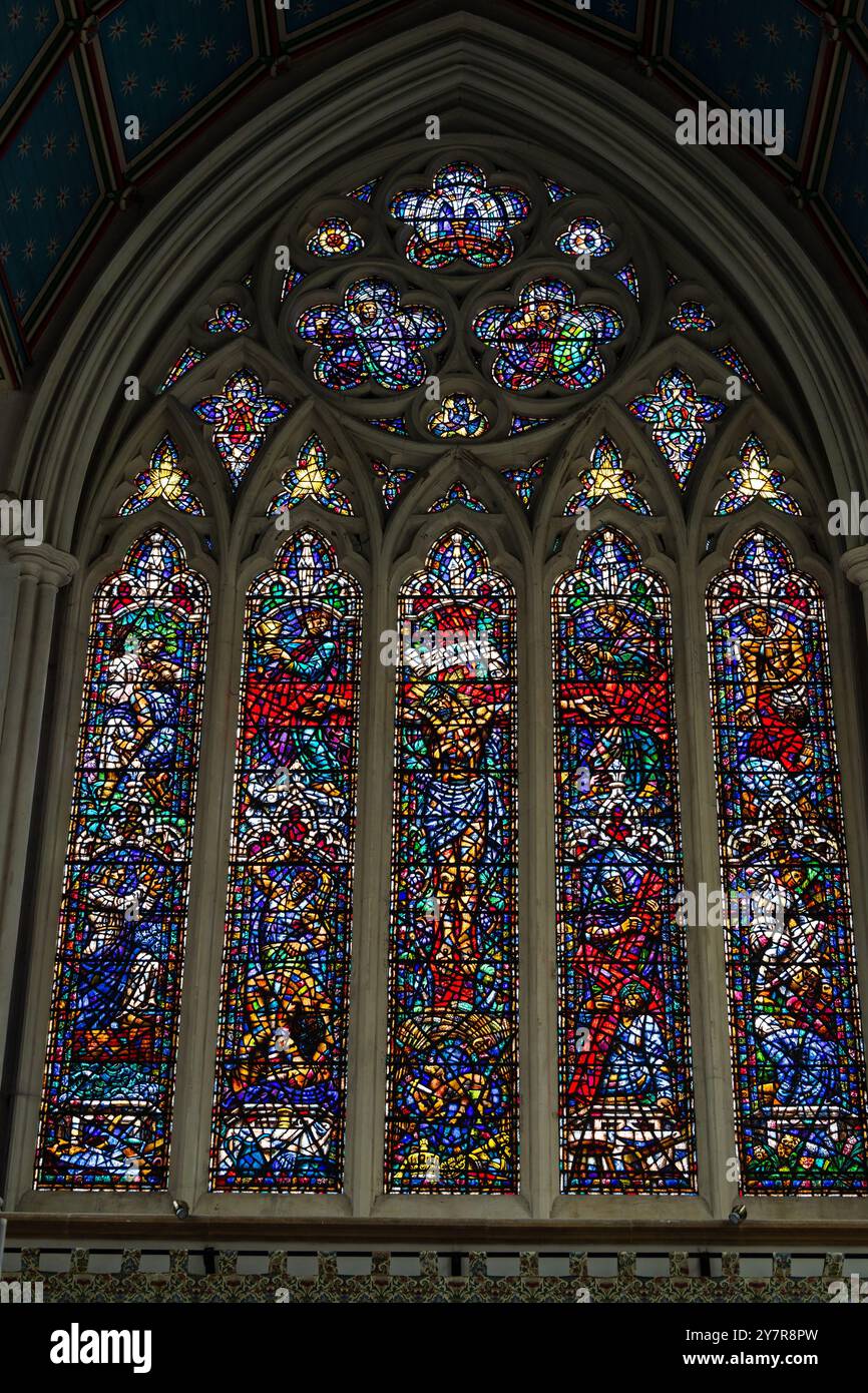 Buntglasfenster, Great Yarmouth Minster, die größte Pfarrkirche Englands. Nach den Bombenangriffen der Deutschen im 2. Weltkrieg wieder aufgebaut. Norfolk, England Stockfoto