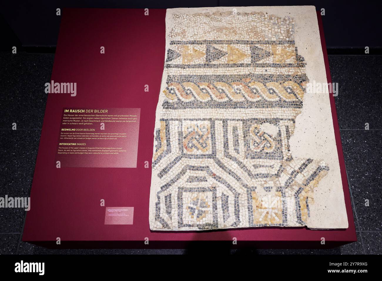 Xanten, Deutschland. Oktober 2024. Ein Kalksteinmosaik mit geometrischen Mustern aus dem 4. Jahrhundert n. Chr. ist Teil der Sonderausstellung „Augusta Emerita“ - Rom-Metropole in Spanien“, die von 3.10.2024 bis 1,2025 im römischen Museum Xanten zu sehen ist. Es ist eine gemeinsame Ausstellung des Archäologischen Parks Xanten mit über 200 Leihstücken des Römischen Museums in Merida, Spanien. Quelle: Christoph Reichwein/dpa/Alamy Live News Stockfoto