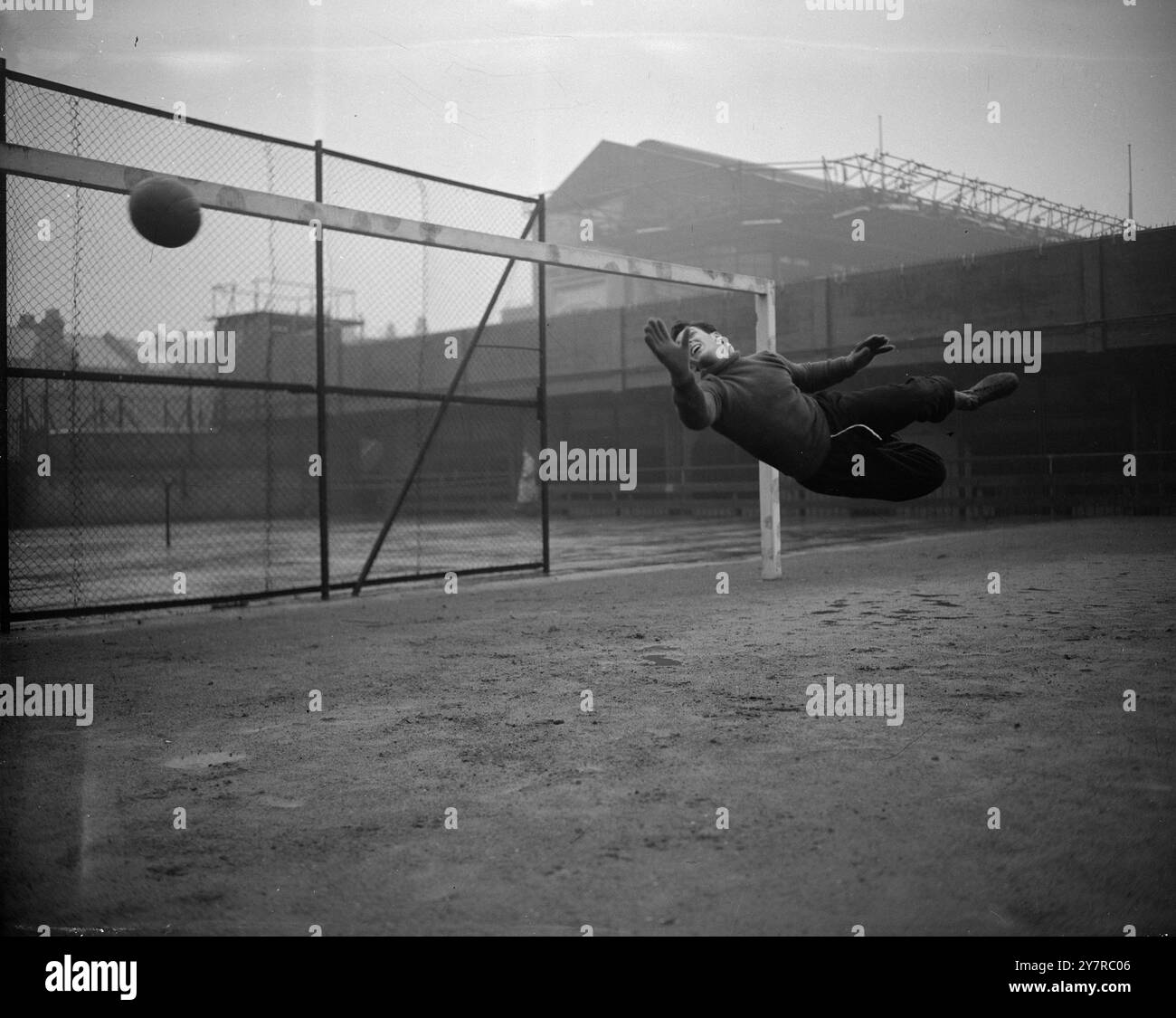 BRASILIANISCHES MANNSCHAFTSTRAINING BEI HIGHBURY 18.2,54. Die südamerikanische Fußballmannschaft Portuguesa de Desportos, die gestern in London ankam, nachdem ihr Flugzeug aufgrund von Motorproblemen in Madrid verspätet worden war, ging heute in Highbury ins Training. Sie treffen sich am Samstag mit Arsenal. I.N.P. Fotoshows - der brasilianische Torhüter Lindolphino Mello taucht für eine Rettung ein, als das Team heute in Highbury zum Training entschied. Bild von Stuart Heydinger. COMM/74638/MB Internationales News-Foto. Stockfoto