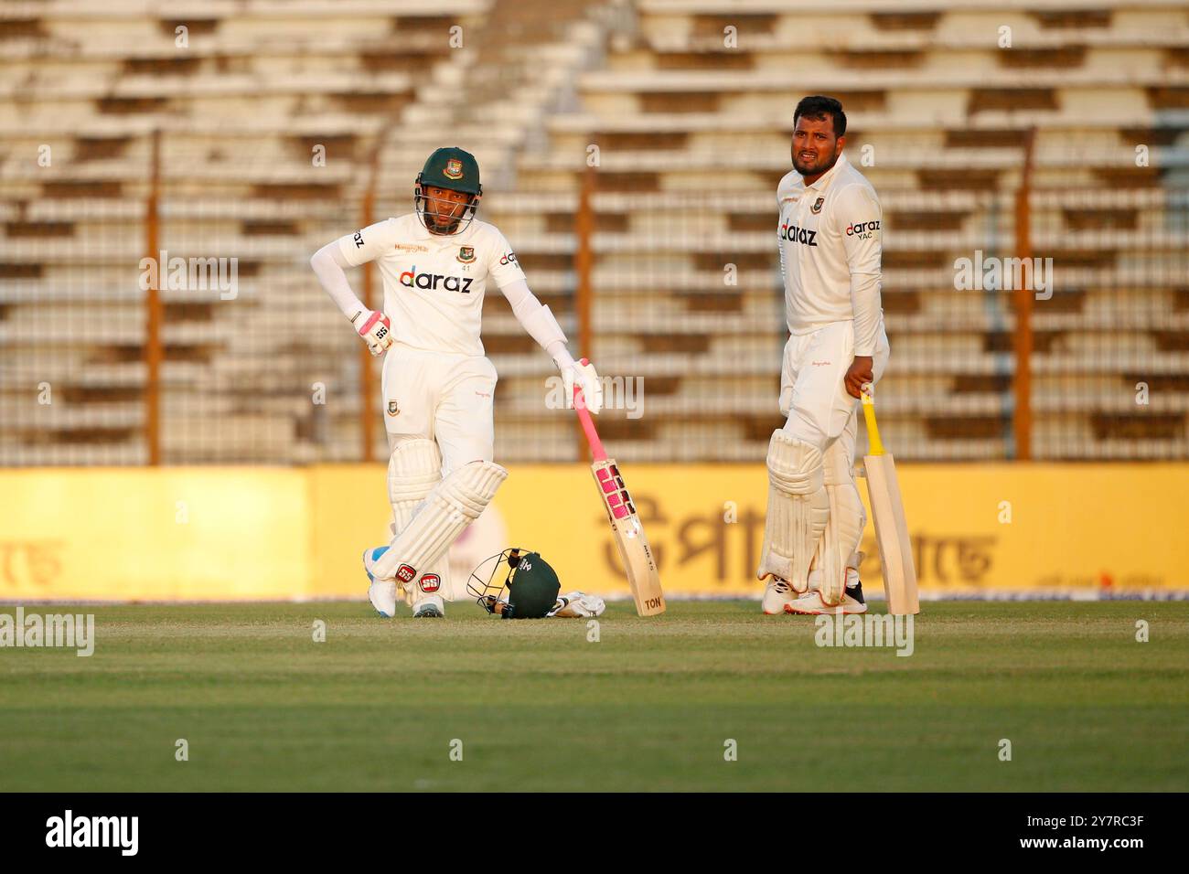 Mushfiqur Rahim (L) und Yasir Ali (R) während des dritten Tages im Zahur Ahmed Chowdhury Stadiu in Bangladesch und Pakistan Stockfoto