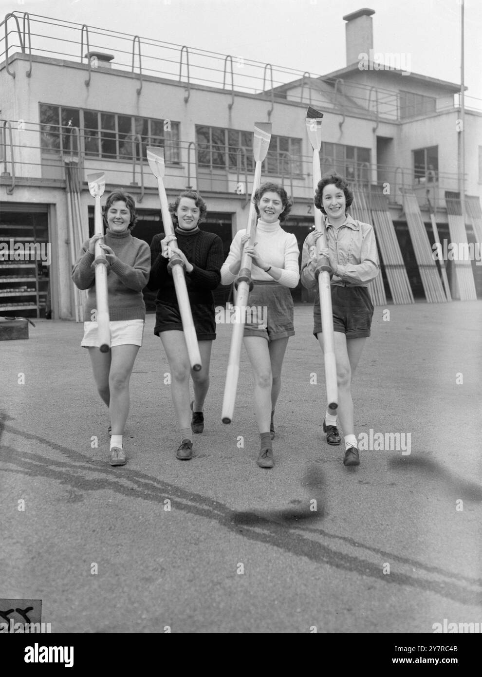 LONDON SCHOOL OF ECONOMICS WOMEN'S FOUR TAKE TO THE RIVER TODAY 17.2,54. Die ersten vier Frauen der London School of Economics haben in ihrer ersten Saison auf dem Fluss bereits einen Erfolg erzielt. Am Samstag in Bristol nahmen sie die Auszeichnungen im Ladies' Light Four Wettbewerb. I.N.P. FOTOSHOWS - die London School of Economics Frauen's Light Four für Training heute Nachmittag. Von links nach rechts: Gillian Garratt (21) aus Lewisham, Barbara Morley (20) aus Red Hill, Eunice Hallett (22) aus Romford und Sylvia Brown (18) aus Woodford. Bild von Joe Waldorf 74607/MB International News Pho Stockfoto