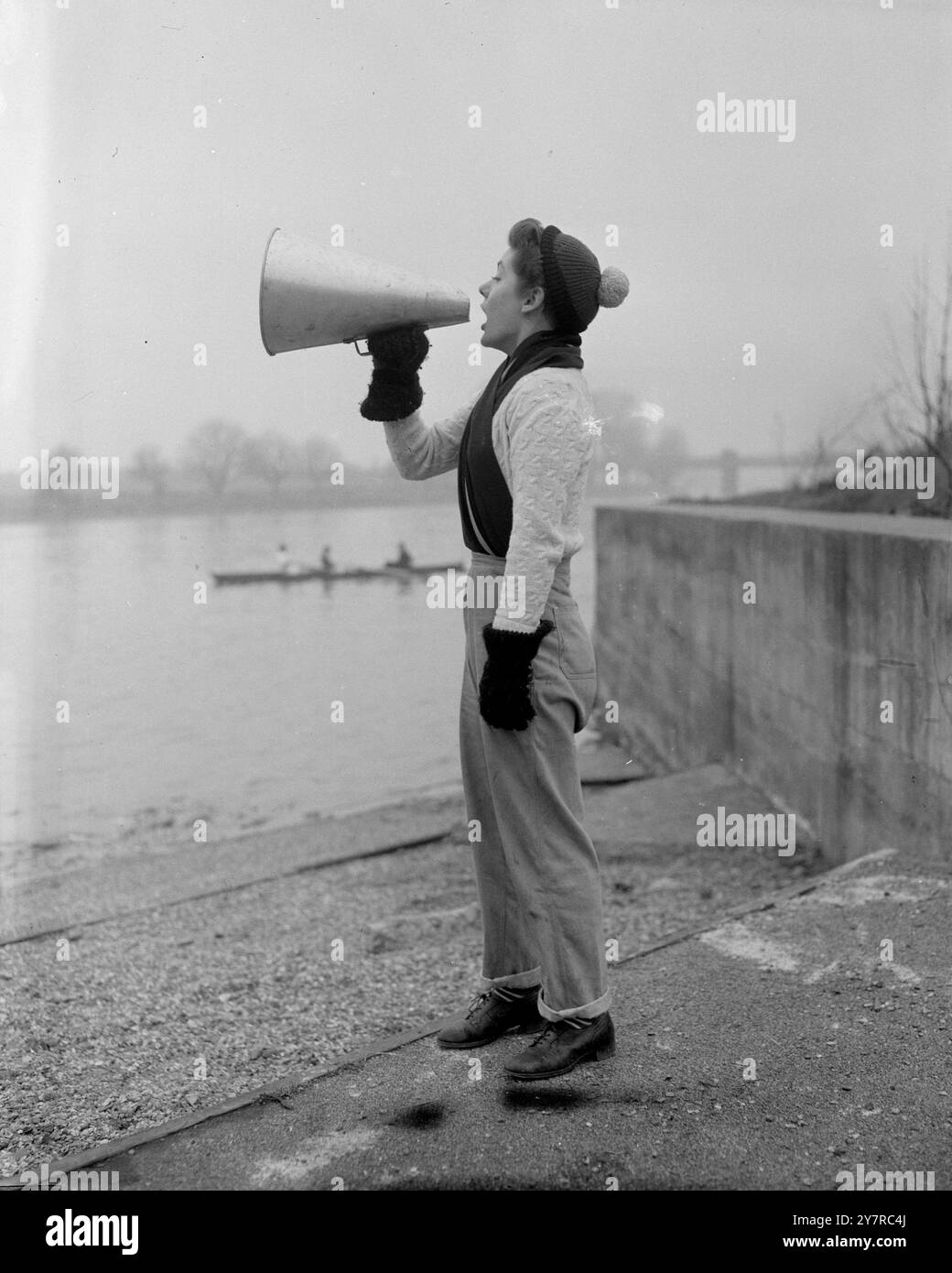 LONDON SCHOOL OF ECONOMIC'S FIRST WOMEN'S RUWING FOUR 17.2,54. Die ersten Frauen der London School of Economic haben sich bereits einen Namen gemacht, obwohl dies ihre erste Saison ist. Am Samstag wurden sie in einem Rennen mit einer Bristol-Frauenmannschaft ausgezeichnet. I.N.P. FOTOSHOWS - Cox von der Crew, 18-jährige Beryl Smith, komplett mit Megaphon, treibt ihre Anstrengung weiter an und trainiert heute im Boat House in Chiswick. Picture Joe Waldorf 74607/MB International News Photo. Stockfoto