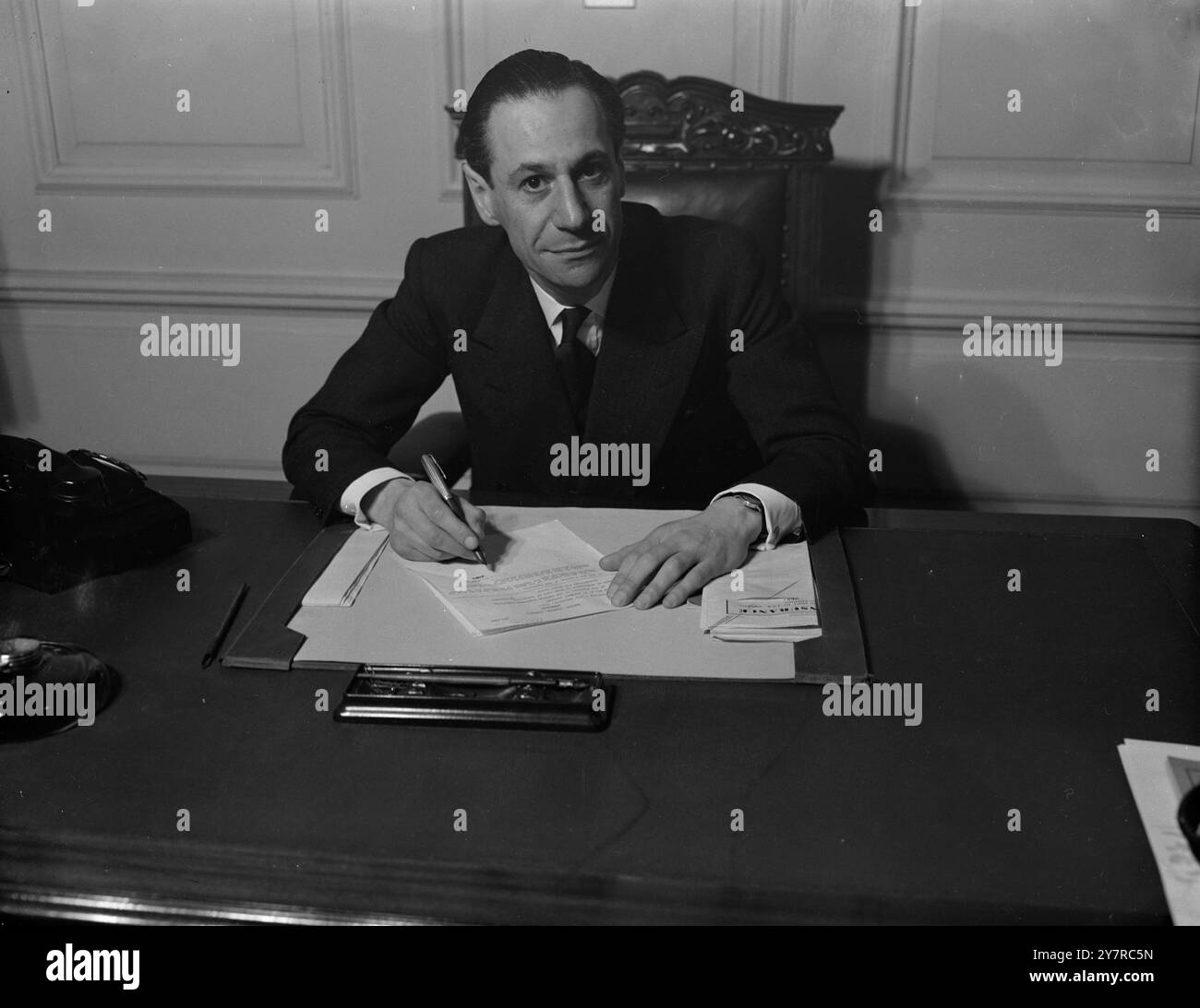 DER VORSITZENDE DER L.C.C. WURDE HEUTE ZUM 16.2,54. ERNANNT. Herr Victor Mishcon, ein Londoner Anwalt, wurde für die Wahl zum Amt des Right Hon. Des Vorsitzenden der L.C.C. für 1954–55 nominiert. Die Wahl findet am 13. April statt. Er ist verheiratet, 38, hat drei Kinder und lebt in der Westleigh Avenue, Putney. Seit 1945 hat er eine sehr volle Karriere in der lokalen Verwaltung, und in nationalen Angelegenheiten ist er Mitglied des Committee of Inquiry into London Transport (jetzt sitzend), Mitglied des Executive Committee for the Royal River Pageant (1953) und Parlamentarier Kandidat (Sozialist) für N.W. Leeds (1950), A Stockfoto