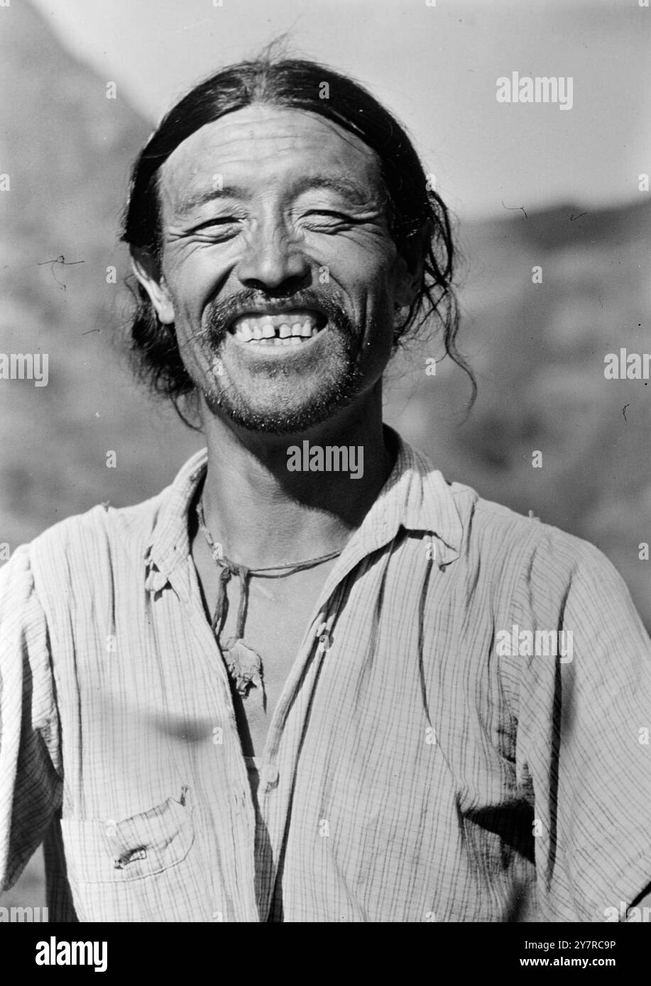 SIR EDMUND HILLARY MACHT EINE WEITERE EXPEDITION IN DEN HIMALAYA 15.2,54. Sir Edmund Hillary, einer der Helden der Everest-Expedition im letzten Jahr, versucht mit einem Team neuseeländischer Bergsteiger auf drei Gipfel des Himalaya. Das I.N.P.-Foto zeigt ein Porträt von Dawa Tensing, der Chef Sherpa bei Sir Edmunds Expedition sein wird. Er ist nicht derselbe Tensing, der auf den Gipfel des Everest ging, sondern einer der Galanten, die auf den South Col auf über 26.000 Fuß ging. Dawa ist mehr als 40 Jahre alt und war auf vielen Expeditionen unterwegs. 431/MB/74542 Fotos von internationalen Nachrichten. Stockfoto