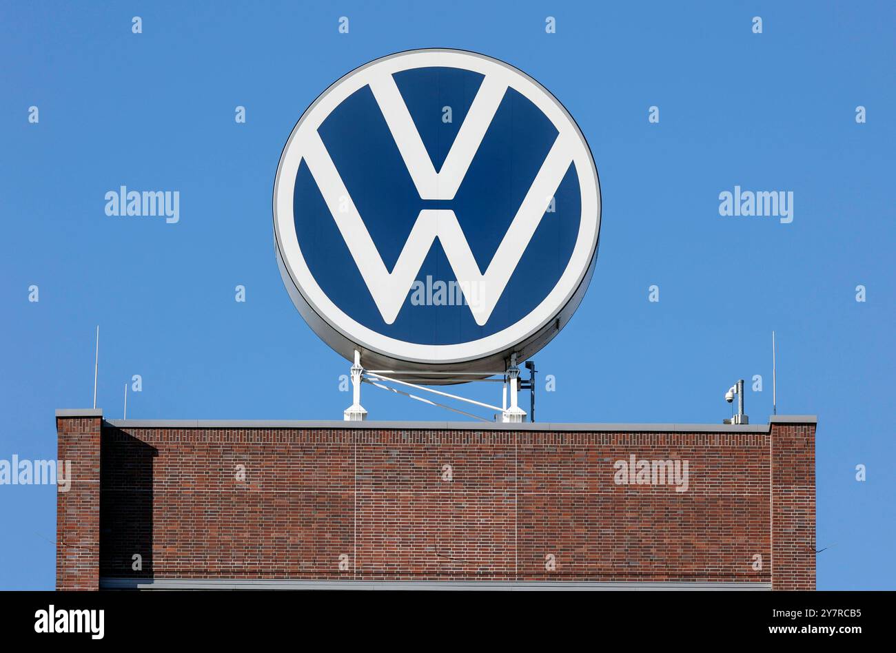 Volkswagen VW Logo auf dem Markenhochaus der Konzernzentrale in Wolfsburg, 29.09.2024. Der Volkswagen-Konzern hat für die deutschen Werke Sparmaßnahmen angekündigt. Wolfsburg Niedersachsen Deutschland *** Volkswagen VW-Logo auf dem Markenturm in Wolfsburg, 29 09 2024 der Volkswagen Konzern hat für seine deutschen Werke Wolfsburg Niedersachsen Deutschland Kostensenkungsmaßnahmen angekündigt Stockfoto