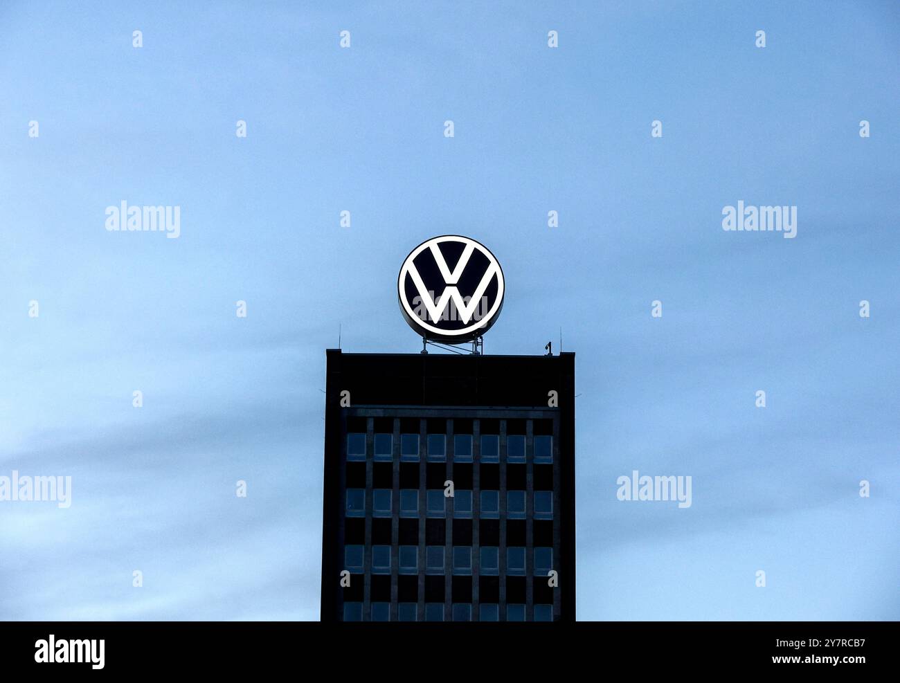 Volkswagen VW Logo auf dem Markenhochaus der Konzernzentrale in Wolfsburg, 29.09.2024. Der Volkswagen-Konzern hat für die deutschen Werke Sparmaßnahmen angekündigt. Wolfsburg Niedersachsen Deutschland *** Volkswagen VW-Logo auf dem Markenturm in Wolfsburg, 29 09 2024 der Volkswagen Konzern hat für seine deutschen Werke Wolfsburg Niedersachsen Deutschland Kostensenkungsmaßnahmen angekündigt Stockfoto