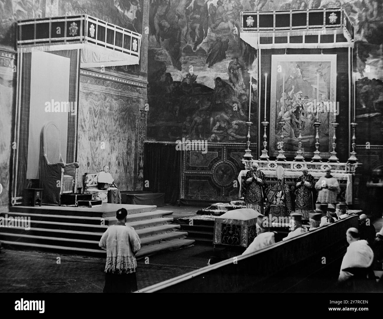 Am JAHRESTAG VON PAPST PIUS XI. Feierte Kardinal Eugenio Tisserant in Abwesenheit von Papst Pius XII., der sich noch von seiner jüngsten Krankheit erholt, in der berühmten Sixtinischen Kapelle vor der Römischen Kurie eine besondere feierliche Trauermesse. Die geistliche Musik wurde von Lorenzo Perosi geleitet. I.N.P. FOTO ZEIGT Kardinal Tisserant, trägt Mitre (rechts), amtiert bei der Messe, zeigt links den leeren päpstlichen Thron. 3/MB/74480 Internationale Nachrichten Foto. Stockfoto