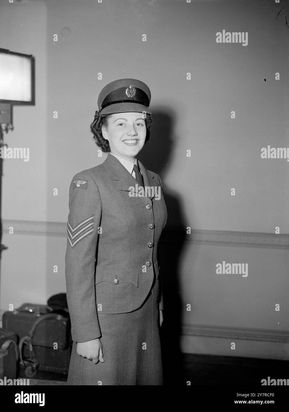 NEUE W.R.A.F. UNIFORM FÜR ZU HAUSE UND ÜBERSEE 11.2,54. Neue Designs für die No 1 Heimkleideruniformen für Offiziere und Luftfrauen der Royal Air Force der Frauen wurden jetzt genehmigt, und ein neues tropisches Kleid wurde für alle Klassen entworfen. Die aktuellen Designs basieren auf der Servicekleidung der Royal Air Force. Die neuen Uniformen sind eine Kreation von Victor Stiebel, speziell für die feminine Figur: Die Jacke ist kürzer, die Schultern weniger quadratisch und die Taille stärker betont. Die Uniform der Offiziere unterscheidet sich von der der AirWomen in der Gestaltung der Taschen. Es ist zu hoffen, dass das erste Wort Stockfoto