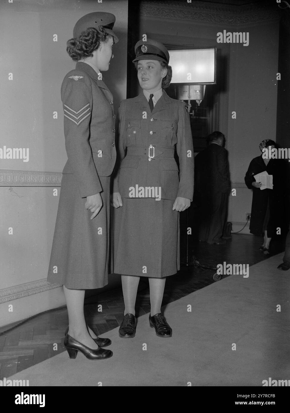 NEUE W.R.A.F. UNIFORM FÜR ZU HAUSE UND ÜBERSEE 11.2,54. Neue Designs für die Nr. 1 Heimkleideruniform für Offiziere und Luftfrauen der Royal Air Force der Frauen wurden genehmigt, und ein neues tropisches Kleid wurde für alle Ränge entworfen. Die aktuellen Designs basieren auf der Servicekleidung der Royal Air Force. Die neuen Uniformen sind eine Kreation von Victor Stiebel speziell für die feminine Figur: Die Jacke ist kürzer, die Schultern weniger quadratisch und die Taille stärker ausgeprägt. Die Uniform der Offiziere unterscheidet sich von der der AirWomen in der Gestaltung der Taschen. Es ist zu hoffen, dass die Versorgung der neuen un Stockfoto