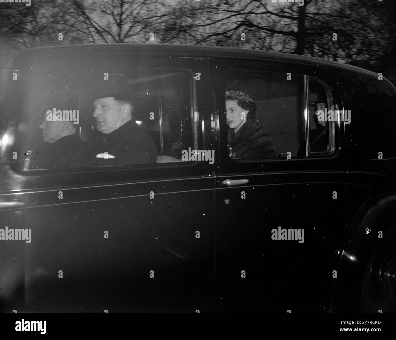 DIE ERSTE KÖNIGLICHE GOLDENE HOCHZEIT SEIT VIERZIG JAHREN 10.2,54. Der goldene Hochzeitstag von Prinzessin Alice und dem Großonkel der Königin, dem Earl of Athlone, der heute im Kensington Palace gefeiert wurde, war die erste Zeremonie dieser Art in der königlichen Familie seit fast 40 Jahren. Das letzte Königspaar, das 50 Jahre Ehe feierte, war Prinzessin Helena, die dritte Tochter von Königin Victoria, und ihr Mann Prinz Christian. I.N.P. FOTOSHOWS - Prinzessin Margaret verlässt heute Clarence House auf dem Weg zum Kensington Palace. Bild von Stuart Heydinger. MB/359 Sonderangebot 74454. INTERNATION Stockfoto