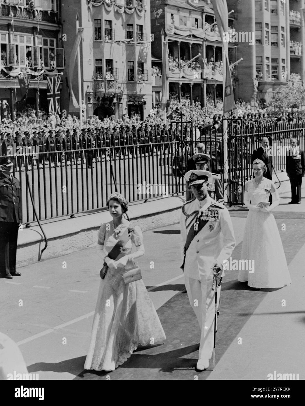 QUEEN'S ROYAL TOUR DURCH AUSTRALIEN 11.2,54. Fotoshows - die Königin in einem karierten Spitzenkleid mit Diamant- und Perlendiadem, begleitet vom Herzog von Edinburgh in weißer Marineuniform, kommt zur Eröffnung des Parlaments von New South Wales am 4. Februar. Stockfoto