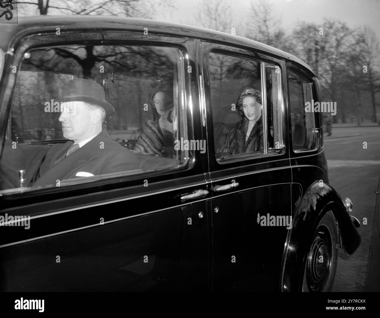 PRINZESSIN MARGARET BESUCHT ROYAL GOLDEN WEDDING 10.2.54 Prinzessin Margaret nahm heute an der goldenen Hochzeitsfeier von Prinzessin Alice und dem Großonkel der Königin, dem Earl of Athlone, im Kensington Palace Teil. Es war die erste Zeremonie dieser Art in der königlichen Familie seit mehr als vierzig Jahren. I.N.P. FOTOSHOWS - Prinzessin Margaret kehrt heute nach der Feier der goldenen Hochzeit des Earl of Athlone und Prinzessin Alice im Kensington Palace zurück. Foto von JOE Waldorf. 74462/MB Fotos von internationalen Nachrichten. Stockfoto