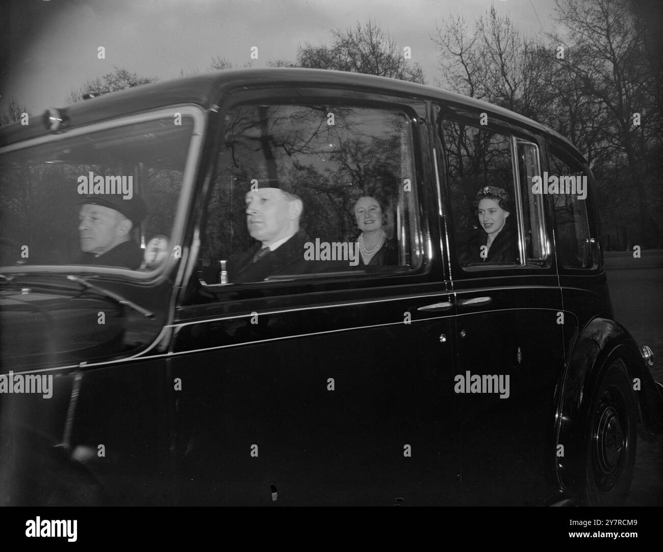 PRINZESSIN MARGARET BESUCHT ROYAL GOLDEN WEDDING 10.2.54 Prinzessin Margaret nahm heute an der goldenen Hochzeitsfeier von Prinzessin Alice und dem Großonkel der Königin, dem Earl of Athlone, im Kensington Palace Teil. Es war die erste Zeremonie dieser Art in der königlichen Familie seit mehr als vierzig Jahren I.N.P. FOTOSHOWS - Prinzessin Margaret und die Königin Mutter kehrten nach Clarence House zurück, nachdem sie die Goldenen Hochzeitsfeier von Prinzessin Alice und dem Earl of Athlone besucht hatten. Bild von S. Heytinger. (SPEZIELLE INTERNATIONALE NACHRICHTENFOTOS. 74463 nahm Prinzessin Margaret an den goldenen Hochzeitsfeiern Teil Stockfoto
