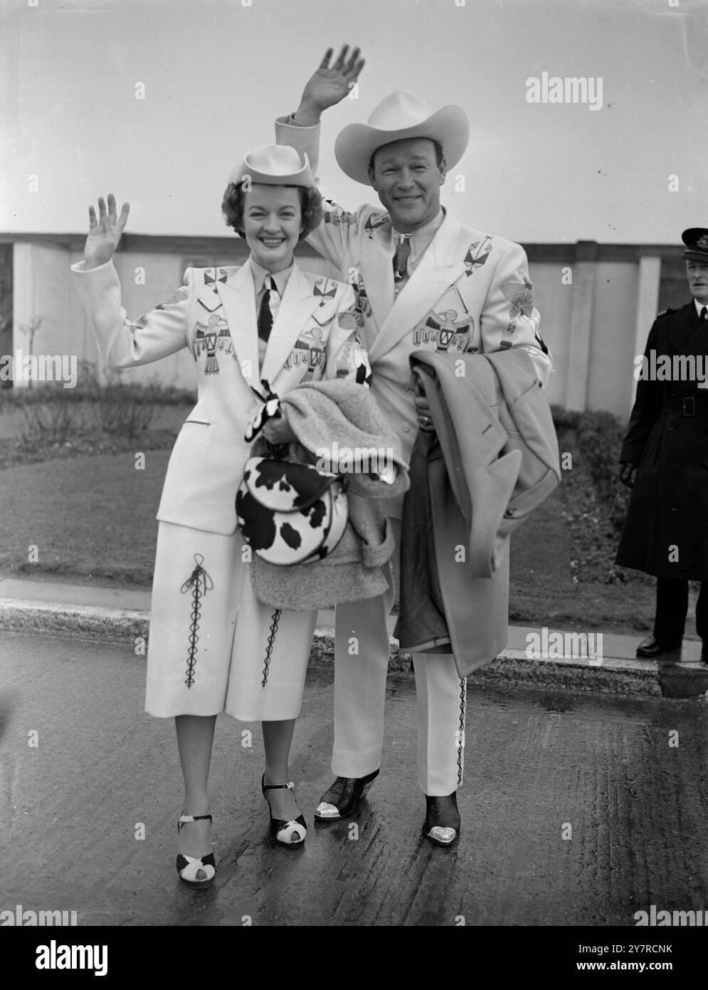 COWBOY-CROONER KOMMT UM 2,54 UHR IN LONDON AN. 74446 kamen Roy Rogers, König der Cowboys, und seine Frau Dale Evans heute aus New York am Flughafen London an. Sie trugen das traditionelle Cowboy-Outfit. Sie tragen selten etwas anderes. Rogers Pferd Trigger ist am Donnerstag in Prestwick. I.N.P. FOTOSHOWS - Roy Rogers, Cowboy-Sänger und Filmstar, und seine Frau Dale Evans fotografierten heute bei ihrer Ankunft am Flughafen London. 74446/MB Foto von Joe Waldorf International News Photo. Stockfoto