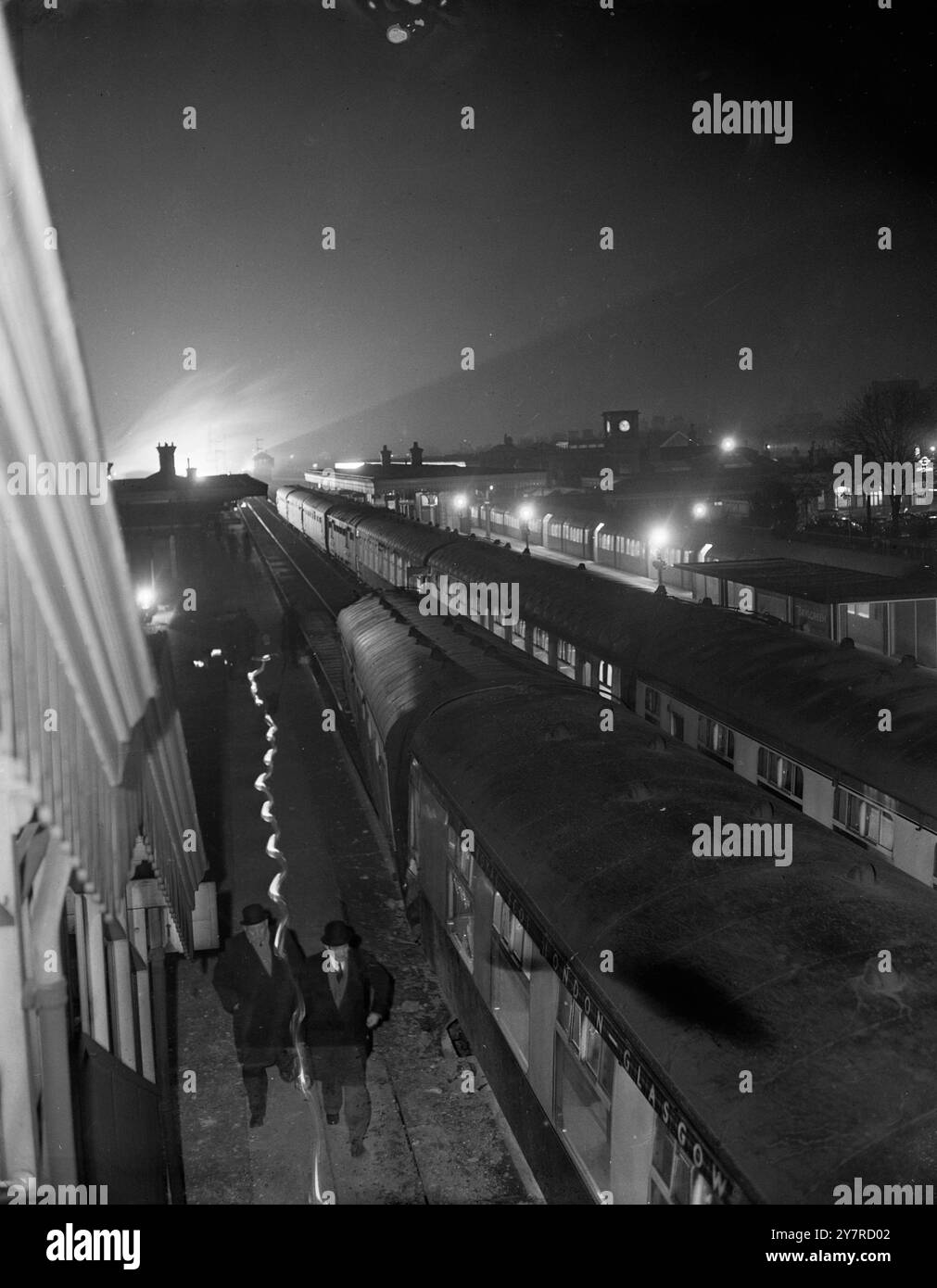 DER VERLETZTE MANN RETTET ROYAL SCOT. Zieht das Kommunikationskabel, während der Express durch den Tunnel schwingt. 3,2.54. Der Royal Scot Express aus Glasgow brach in drei, als er heute Abend in Richtung London flog, entgleiste vier Wagen und traf einen anderen Zug. Doch niemand wurde getötet und nur neun von Hunderten von Fahrgästen wurden verletzt, weil ein verletzter Passagier das Kommunikationskabel im Royal Scot zog und es von 60 km/h verlangsamte, während der Fahrer des zweiten Zuges „den Unfall kommen sah“ und bis zum Stillstand bremste. Der Unfall passierte in Watford Junction, Watford. Der andere Zug fuhr ab Stockfoto