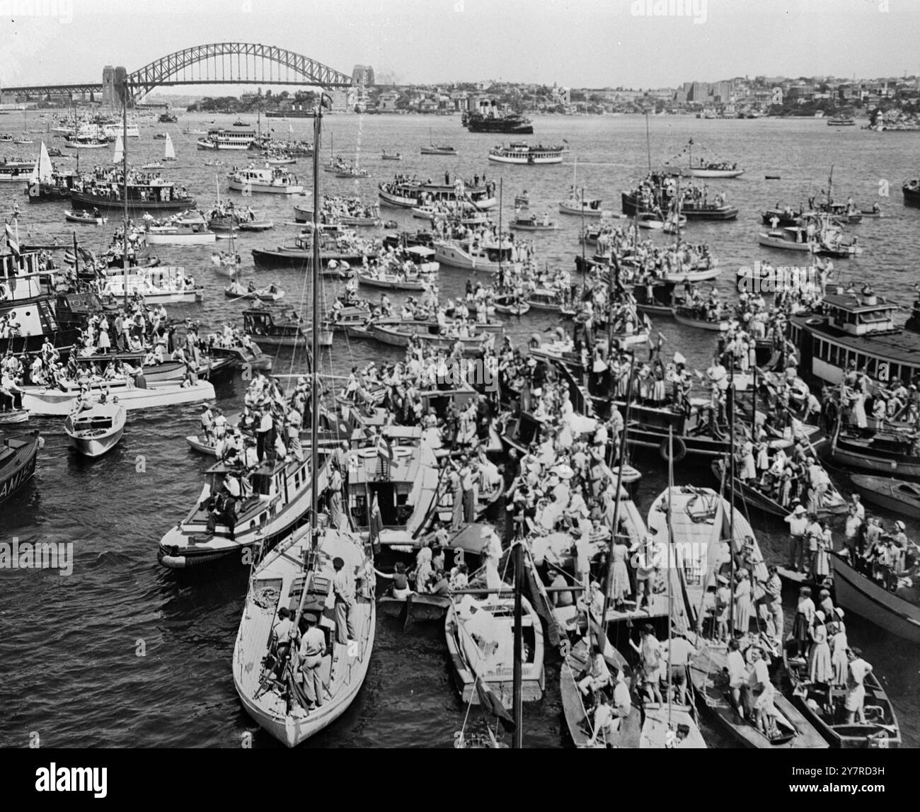TAUSENDE VON KLEINBOOTEN VERSAMMELTEN SICH IM HAFEN VON SYDNEY, UM DIE KÖNIGIN UND DEN HERZOG VON EDINBURGH ZU BEGRÜSSEN. Diese Originalbilder haben gerade London erreicht. 8,2.54. Millionen Australier haben sich versammelt, um Ihre Majestät die Königin und den Herzog von Edinburgh bei ihrer Ankunft in Australien zu begrüßen. Viele der „Aussies“ hatten auf den Straßen und anderen offenen Plätzen geschlafen und warteten darauf, das Königspaar zu begrüßen, als sie unten unter ihnen ankamen. Fotoshows - Millionen verschiedener Kunstwerke versammelten sich im Hafen von Sydney und warten auf die Ankunft des Royal Tour Liner, Gothic, heute Morgen. Stockfoto