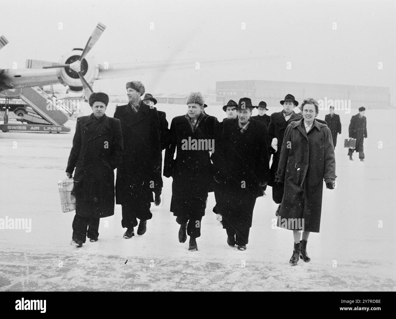 DIE RUSSEN GEHEN ZUM ERSTEN MAL IN DER SCHWEIZ INS EISKUNSTLAUF. 1,2.54. Kloten Nr. Zürich, Schweiz: Auf der weltberühmten Eisbahn in Davos wurde die Internationale Eislaufwoche eröffnet, an der 13 Nationen teilnehmen. Zum ersten Mal wird ein russisches Team teilnehmen, das gerade die drei besten Plätze bei den Weltmeisterschaften in Sapporo, Japan, gewonnen hat. I.N.P. Fotoshows von links nach rechts: Captain Krupin, Boris Shilkow, E. Grishin. Die anderen weigerten sich, ihre Namen zu nennen. 330/EM 74296. Fotos Von Internationalen Nachrichten. Stockfoto
