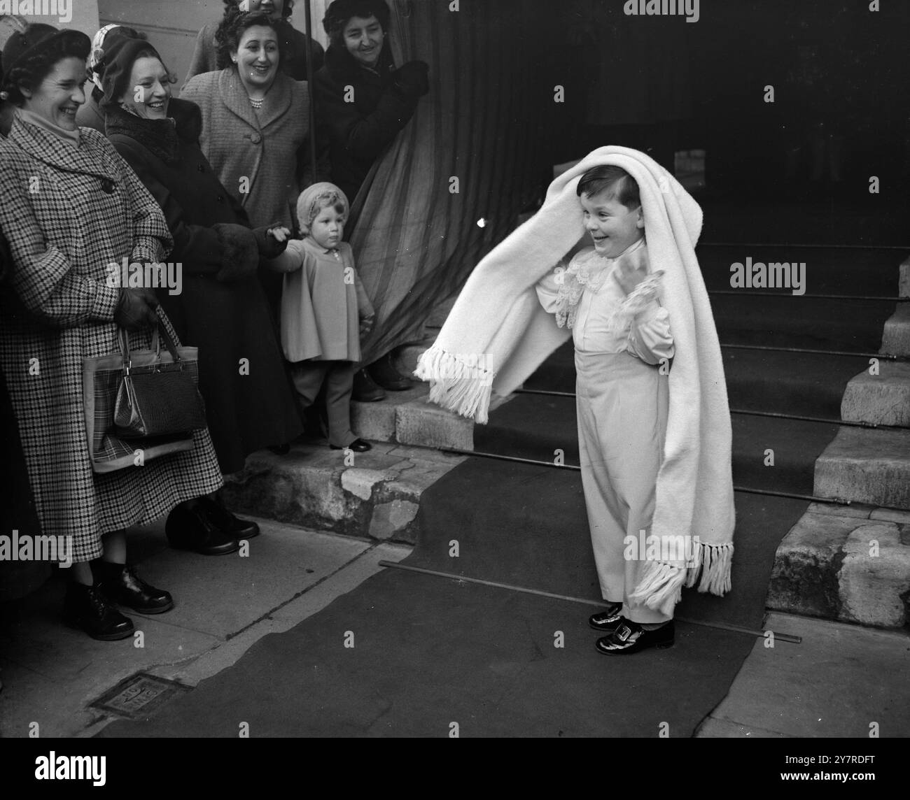 WETTERGESCHÜTZT. Die Hochzeit fand heute in St. Mark's 9 North Audley Street zwischen Miss Idonea Owen Tudor, Nichte von Lord Hothfield, und Baron Nils Taube von Estland statt. Der Baron ist ein städtischer Börsenmakler. I.N.P.-Fotoshows: Meister Edward Tufton, gut eingewickelt gegen das Wetter mit seinem Wolltuch nach der Hochzeit heute. Bild von J. Davies. 74258/gd. Fotos Von Internationalen Nachrichten. Stockfoto