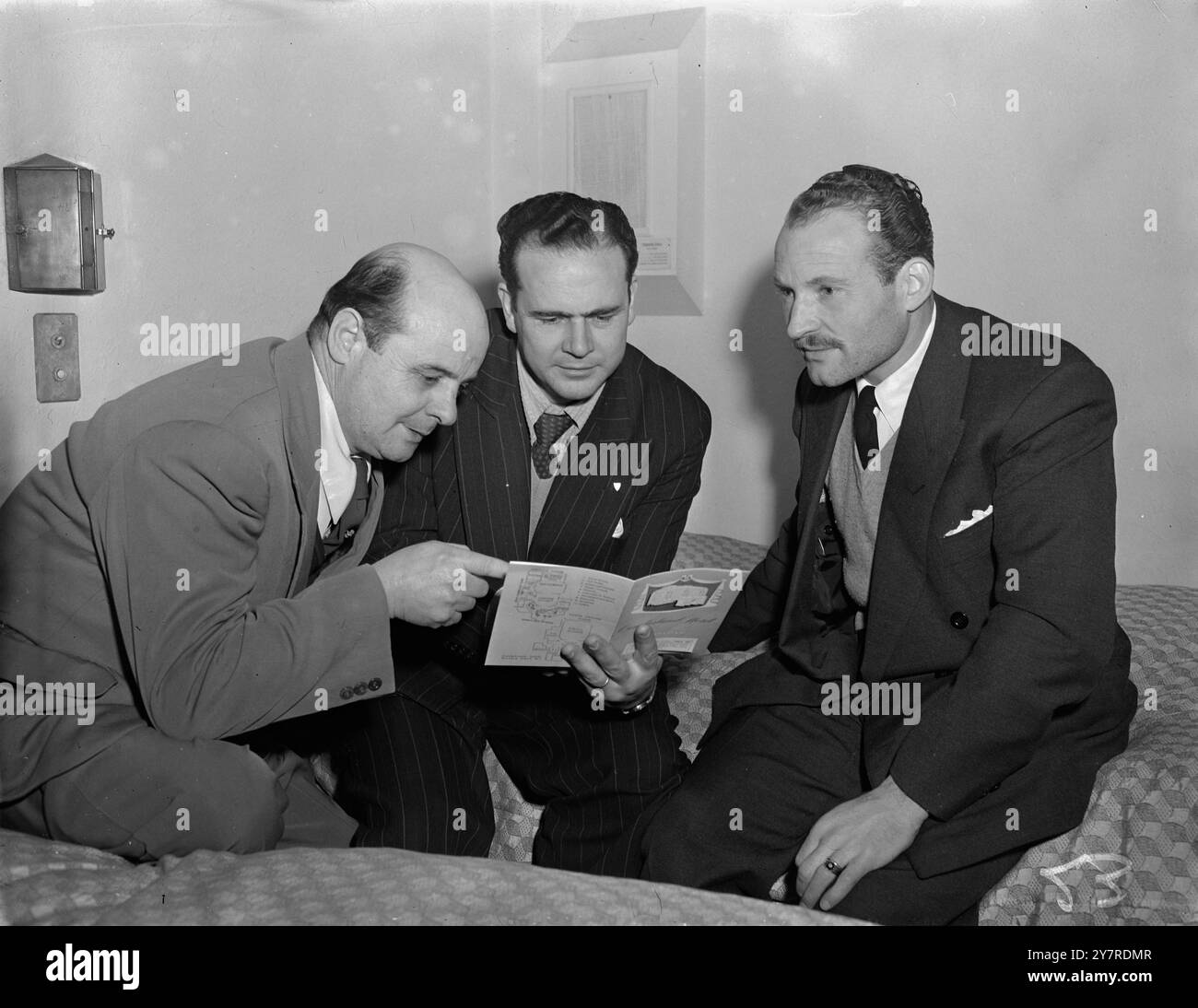 ARGENTINISCHES FUSSBALLTEAM IN LONDON. Am 27. Januar 1954 traf die argentinische Fußballmannschaft Independiente heute in London ein. Morgen spielen sie Huddersfield in Huddersfield. Das Foto zeigt von links nach rechts den Präsidenten des Clubs, Adelio A. Gaudolfo, Omar Erucci (Coach) und Juan Carlos Violini, Mitte der Mitte, die heute in ihrem Londoner Hotel fotografiert wurden. Bild von J. Davies. Fotos Von Internationalen Nachrichten. Stockfoto