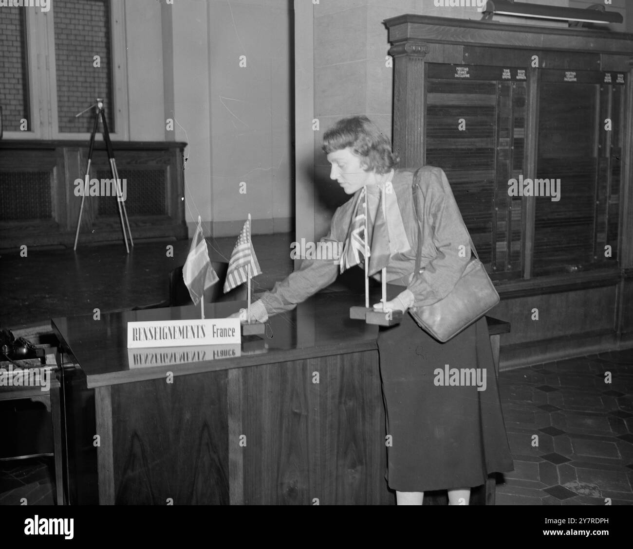 BIG-FOUR-TREFFPUNKT WURDE FÜR PRESSEBERICHTE GEÖFFNET. 24.1. 54. Die Presse sah sich das Konferenzgebäude und den Konferenzraum für das morgige Big Four Meeting an. Das Gebäude ist der ehemalige Treffpunkt der viermächtigen alliierten Kontrollbehörde, die Berlin von der Besatzung 1945 bis zum Ausscheiden der Russen im Frühjahr 1948 gemeinsam regierte. I.N.P. FOTOSHOWS: Miss Mary H. Johnston aus Newton, Massachusetts, USA, eine US-amerikanische Konsulatangestellte aus Bremen, die die russische Flagge vor den Sitz der sowjetischen Delegation für die Big Four Conference im Konferenzraum legte. Bild Stockfoto