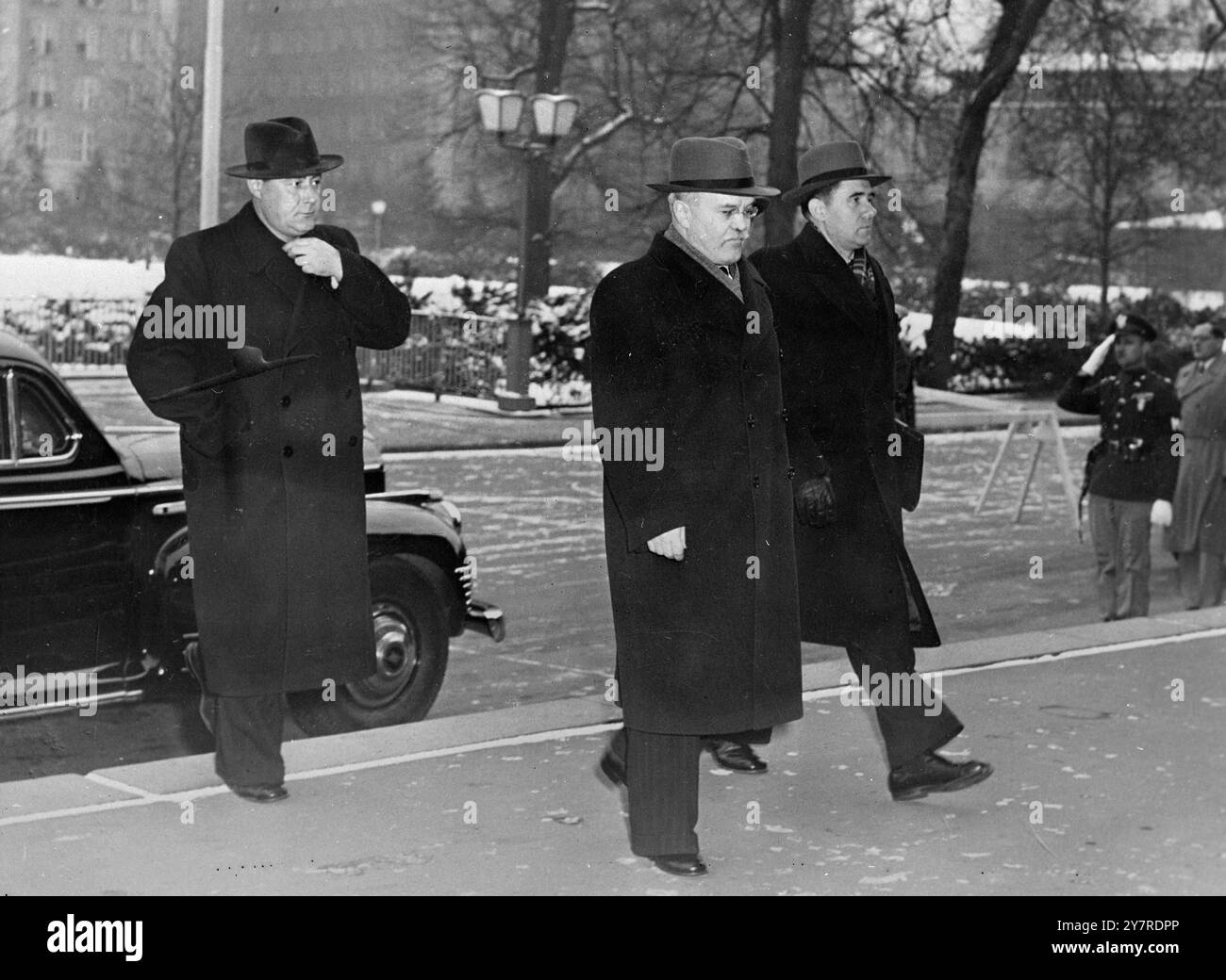 M. MOLOTOW KOMMT ZU EINEM GROSSEN VIER-MEETING. 25.1,54. I.N.P. Foto zeigt: Molotow, russischer Außenminister, der mit M. Gromyko im Schnee ankommt, zum Big-Four-Treffen in Ostdeutschland. 251/EM/74132. Fotos Von Internationalen Nachrichten. Stockfoto