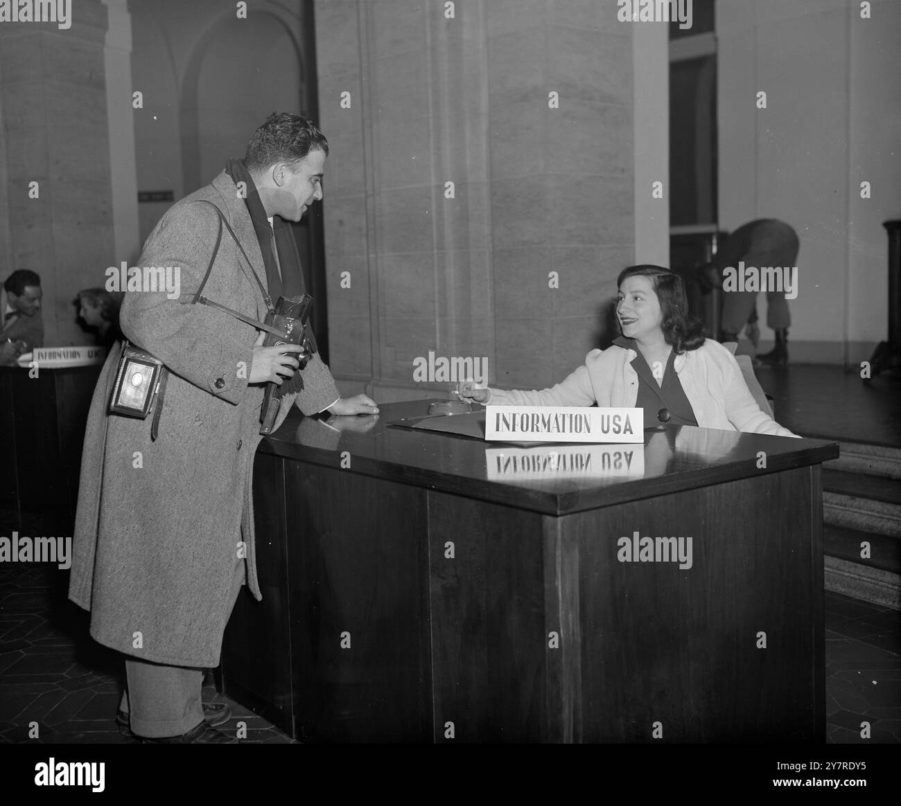 BIG-FOUR-TREFFPUNKT WURDE FÜR PRESSEBERICHTE GEÖFFNET. 24.1. 54. Die Presse sah sich das Konferenzgebäude und den Konferenzraum für das morgige Big Four Meeting an. Das Gebäude ist der ehemalige Treffpunkt der viermächtigen alliierten Kontrollbehörde, die Berlin von der Besatzung 1945 bis zum Ausscheiden der Russen im Frühjahr 1948 gemeinsam regierte. I.N.P. FOTOSHOWS: Miss Mary H. Johnston aus Newton, Massachusetts, USA, eine US-amerikanische Konsulatangestellte aus Bremen, die die russische Flagge vor den Sitz der sowjetischen Delegation für die Big Four Conference im Konferenzraum legte. Bild Stockfoto