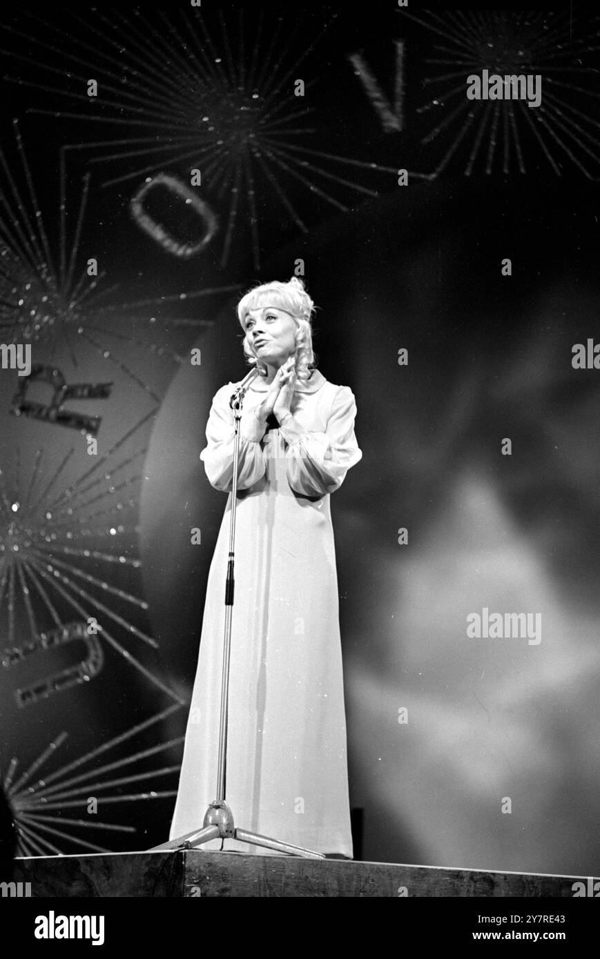 FRENCH ENTRANTLondon, England, Großbritannien: Isabelle Aubret, die heute den Eurovision Song Contest 1962 in der Royal Albert Hall gewann, um den Titel zum zweiten Mal für Frankreich mit ihrem Song The Spring am 5. April 1968 zu gewinnen Stockfoto