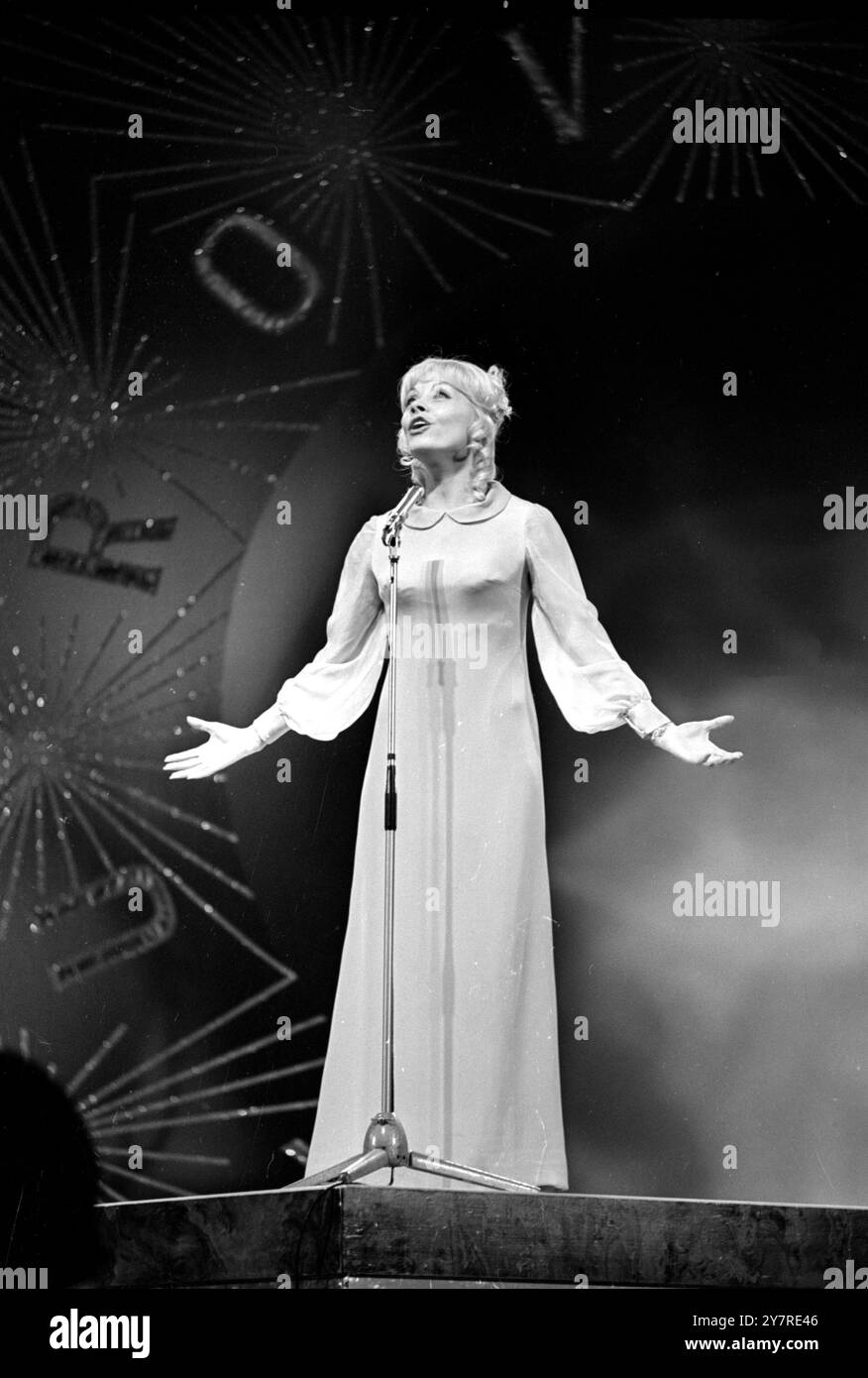 FRENCH ENTRANTLondon, England, Großbritannien: Isabelle Aubret, die heute den Eurovision Song Contest 1962 in der Royal Albert Hall gewann, um den Titel zum zweiten Mal für Frankreich mit ihrem Song The Spring am 5. April 1968 zu gewinnen Stockfoto