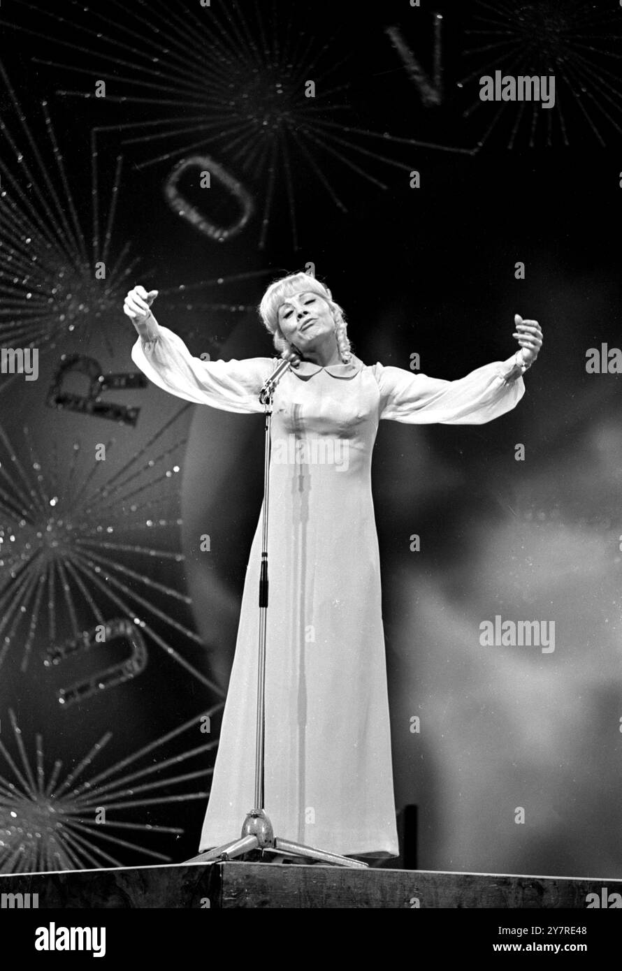 FRENCH ENTRANTLondon, England, Großbritannien: Isabelle Aubret, die heute den Eurovision Song Contest 1962 in der Royal Albert Hall gewann, um den Titel zum zweiten Mal für Frankreich mit ihrem Song The Spring am 5. April 1968 zu gewinnen Stockfoto