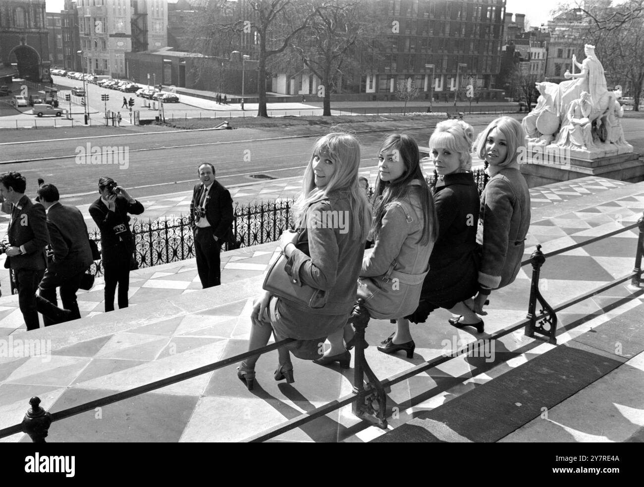 FRIENDLY RIVALSLondon, England, Großbritannien : Sonnenschein lächelt von vier Teilnehmern beim Eurovision-Wettbewerb „Song for Europe“, der am Samstag in der Royal Albert Hall stattfindet. Von links sind Claude Lombard aus Belgien, Kristine Hautala aus Finnland, Isabelle Aubret aus Frankreich und Sophie Garel aus Luxemburg. 4. April 1968 Stockfoto