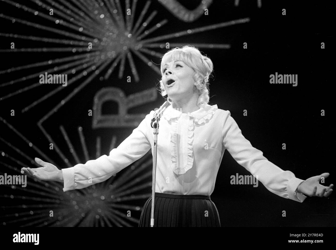 REHEARSALIsabelle Aubret, 29, aus Frankreich, gewann den Eurovision Song Contest 1962, wie sie heute in London einstudiert hat, um sich für den Wettbewerb am Samstag 1968 in der Royal Albert Hall, London, vorzubereiten. Isabelle wird für Frankreich den Frühling singen. 4. April 1968 Stockfoto