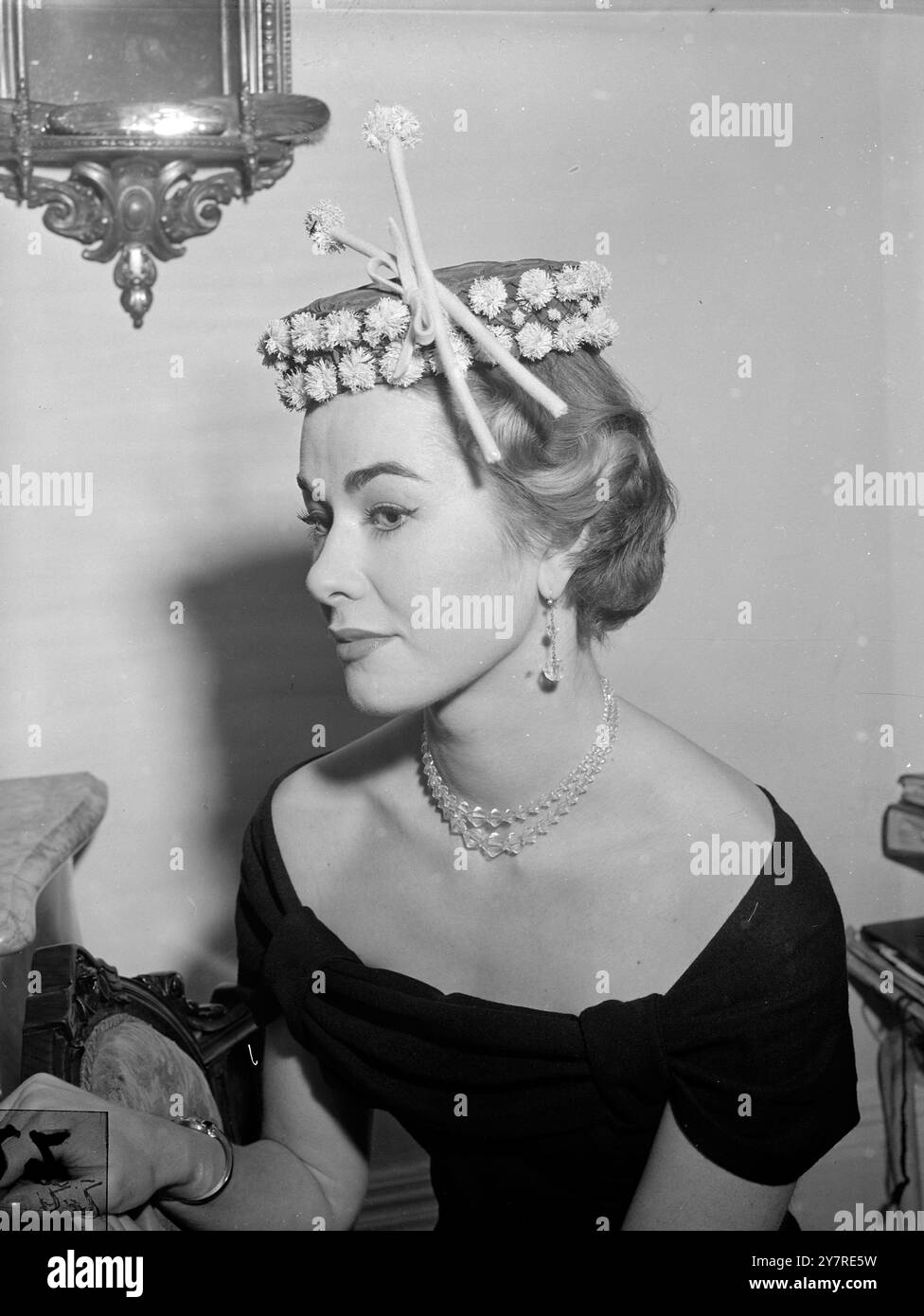 7.1.54 Gillian Tait trägt die von Denise, Lady Newborough, entworfene „Band Wagon Drum“-Mütze, inspiriert vom Film „Band Wagon“. Es ist aus grünem Taft und Mimosa und mit Filz-Drumsticks versehen. Bild von Reg Palmer PJ/73721 (22) Fotos von International News. Stockfoto
