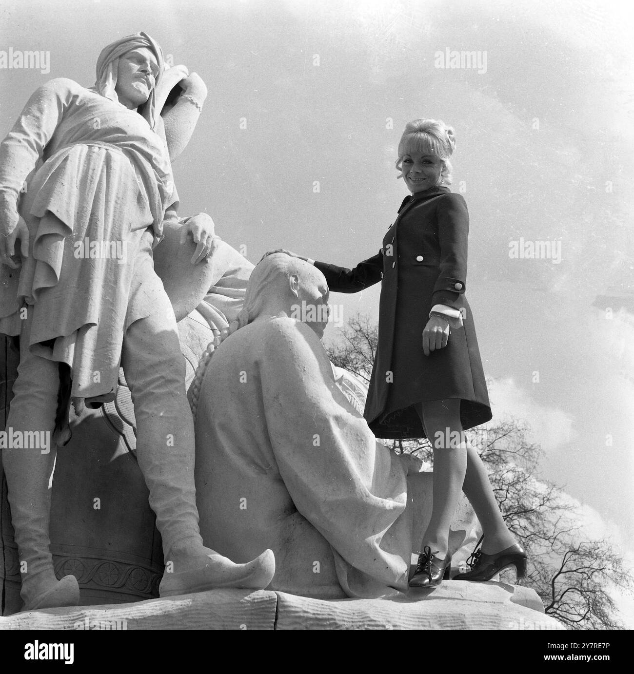 FRANZÖSISCHER SINGIN BEAUTYLondon, England, UK : eine weitere blonde Schönheit aus Frankreich. Ihr Name? Isabelle Aubret. Sie vertritt Frankreich beim Eurovision-Wettbewerb Song for Europe in der Royal Albert Hall am Samstag, den 6. April. Sie wird heute während einer Besichtigungstour in London gezeigt. 4. April 1968 Stockfoto