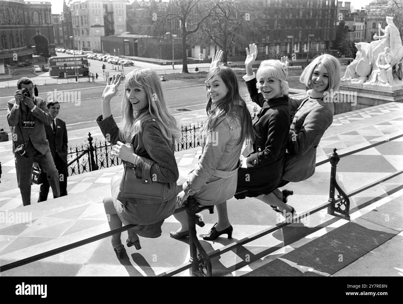 FRIENDLY RIVALSLondon, England, Großbritannien : Sonnenschein lächelt von vier Teilnehmern beim Eurovision-Wettbewerb „Song for Europe“, der am Samstag in der Royal Albert Hall stattfindet. Von links sind Claude Lombard aus Belgien, Kristine Hautala aus Finnland, Isabelle Aubret aus Frankreich und Sophie Garel aus Luxemburg. 4. April 1968 Stockfoto