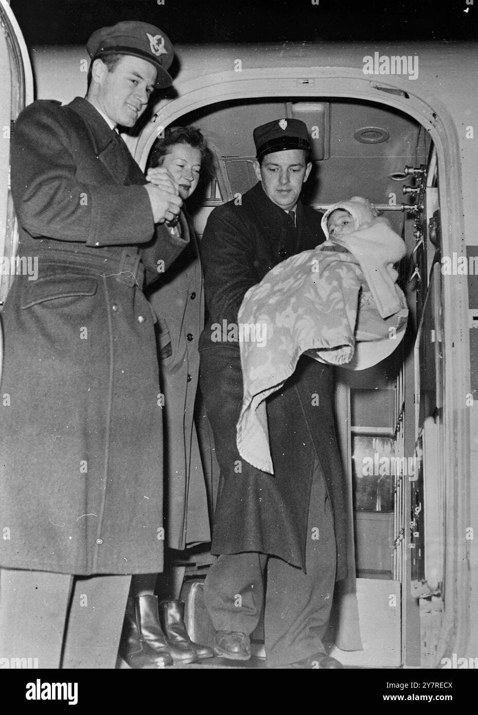 DIE SCHWEIZER HALTEN DAS BABY FÜR ÄGYPTENS TANZMAJOR 6.1.54 Ägyptens 'Tanzender Major' Salem hat britische medizinische Hilfe für sein krankes Baby verschmäht und das Kind in ein Krankenhaus in Zürich geschickt, wo es nun mit seiner Mutter angekommen ist. Das INP-Foto zeigt, wie das Baby von Major Salem in einen wartenden Krankenwagen am Flughafen Kloten, Zürich, gebracht wird, wo es in einem Kinderkrankenhaus behandelt wird. 330/PJ/73682 International News Photos. Stockfoto