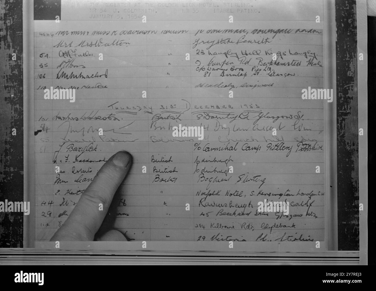 BILD FÜR KABEL. Ausgerissene Liebhaber werden zum Hotel 5,1.54. Zurückverfolgt. Der erste Hinweis auf die ausgerissenen Liebhaber, die 18 Jahre alte Isobella Patino und der altetonische Jimmy Goldsmith im Alter von 20 Jahren, kam heute aus Stirling, etwa 40 Meilen von Edinburgh entfernt. Sie verbrachten Silvester in Stirlings größtem Hotel, dem Golden Lion mit 90 Zimmern, in der King Street. Sie unterschrieben das Register mit eigenem Namen und baten um Einzelzimmer mit Bad. Das I.N.P. Foto zeigt: Das Register des Golden Lion Hotels mit den beiden Unterschriften. 552/spec/gd/73660. Fotos Von Internationalen Nachrichten. Stockfoto