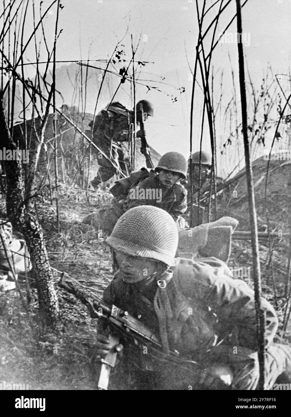 Französische Truppen dringen durch das Feuer vor. 31.12.53. Das Zentrum der Kämpfe in Französisch-Indochina befindet sich jetzt in Dien Bien Phu, das im vergangenen Monat von 1.000 französischen Fallschirmjägern von den vietnamesischen Truppen zurückerobert wurde. Es wird als starker Punkt benutzt, um dem kommunistischen Vormarsch aus dem Norden nach Laos standzuhalten. Französische Truppen haben Aufklärungspatrouillen nördlich von Dien Bien Phu durchgeführt und hatten häufige Gefechte mit dem Feind. Die Kommunisten haben versucht, ihre Rückzüge abzubrechen, indem sie den Dschungel in Brand setzten. Das INP-Foto zeigt, dass französische Truppen trotz Th weiter nordwärts vorrücken Stockfoto