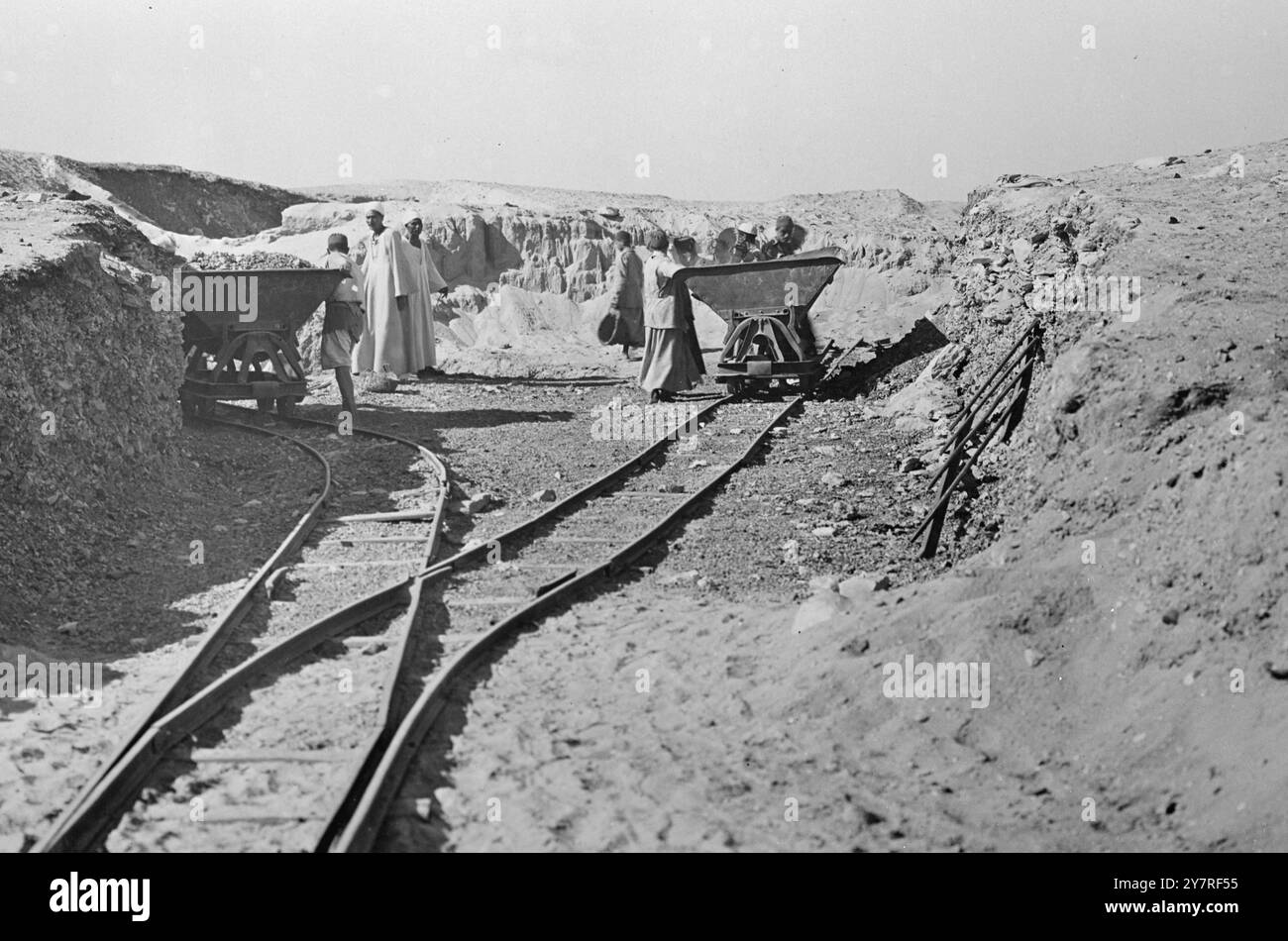 65 Jahrhunderte alte Pyramide entdeckt. Eine Pyramide in Sakkara, 20 Meilen von Kairo entfernt, wurde von Dr. Zachariah Ghoneim entdeckt, Inspektor für Antiquitäten der ägyptischen Regierung. Die Pyramide gehört vermutlich zur Zweiten Dynastie, was sie 6.500 Jahre alt und das älteste Gebäude mit Steinen machen würde, das bekannt ist. Das INP-Foto zeigt Ausgrabungsarbeiten an der Stelle der neuen Pyramide, die gerade entdeckt wurde. 453H.73473. Fotos Von Internationalen Nachrichten. Stockfoto