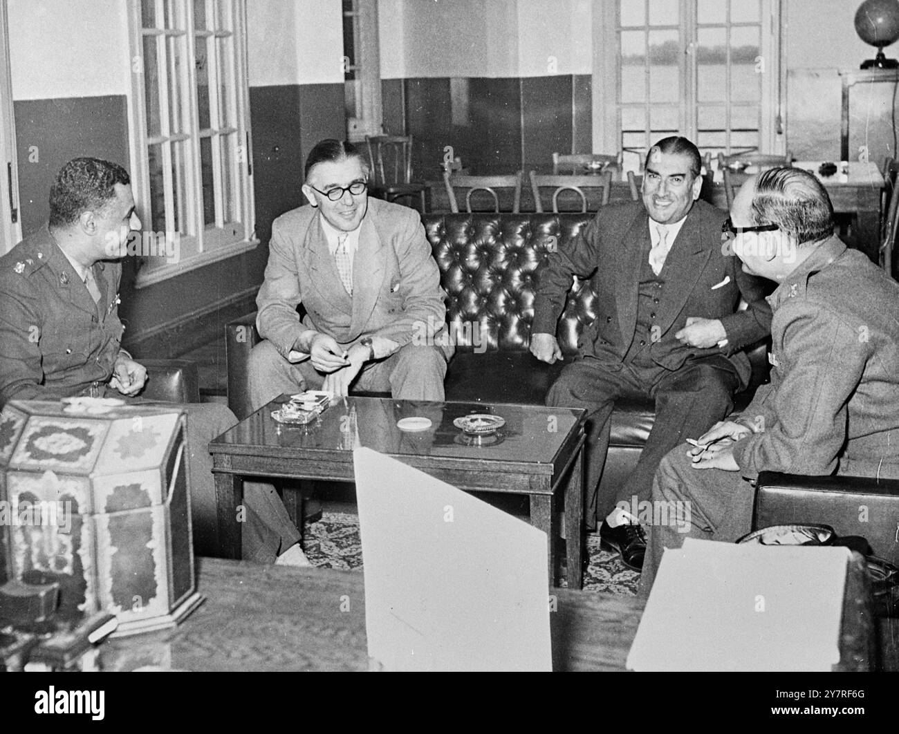 British M.P. in Kairo 24.12.53 Richard Crossman, der britische Labour M.P., der Ägypten besucht, wurde gestern Nachmittag von Lt-Col Gamal Abdel Nasser und Major Salah Salem empfangen. I.K.P. Foto zeigt von links nach rechts: Lt-Col Gamal Abdel Nasser, Mr. Richard Crossman, M.P.; Irak-Botschafter Naguib El Rawi; Major Salah Salem. 453/PJ/73449 International News Photos. Stockfoto