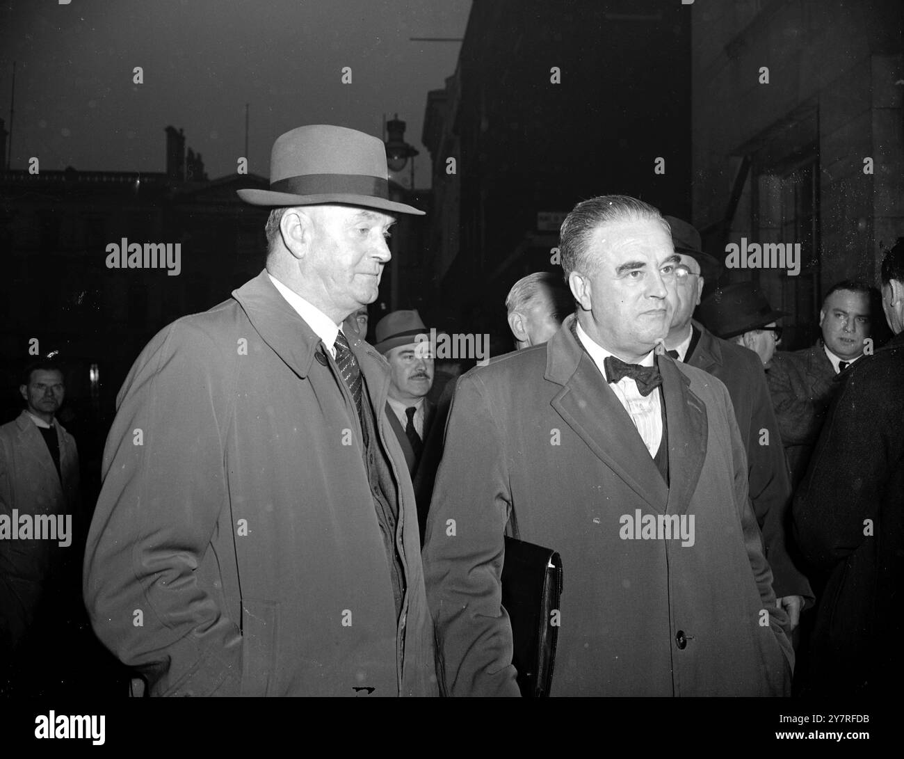 30 Verkehrsoberhäupter und Beamte der eisenbahngewerkschaften diskutieren mit dem Arbeitsminister über Streik. 16.10.53. Das INP-Foto zeigt Jim Campbell, Sekretär der Nationalen Eisenbahnunion, und Harry Franklin, Präsident der Union, in der Fliege, die heute nach Gesprächen mit den Leitern der Labour- und Verkehrskommission das Arbeitsministerium am St. James's Square in London verlassen, um zu entscheiden, ob der Weihnachtsstreik am Sonntag beginnen soll oder nicht. W/73328 International News Photos. Bild von J. Davies. Stockfoto