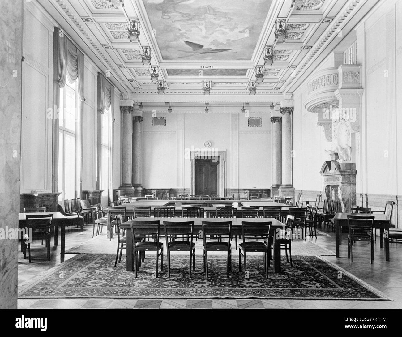 11.12.53 Großbritannien, Frankreich und Amerika haben Russland vorgeschlagen, die geplante Four Power-Konferenz in Berlin im ehemaligen Gebäude der Alliierten Kontrollbehörde im US-Sektor abzuhalten. Das Gebäude wurde von allen vier Besatzungsmächten in Deutschland genutzt, bis die Russen den Kontrollrat verlassen haben, beherbergt aber heute nur noch zwei Büros. Das Foto des INP zeigt den Hauptkonferenzraum, in dem die Großen vier Minister wahrscheinlich ihre geheimen Sitzungen abhalten würden. Möbel wurden von allen vier Besatzungsmächten geliefert, und hier fand die erste Sitzung der Alliierten Kontrollbehörde statt Stockfoto