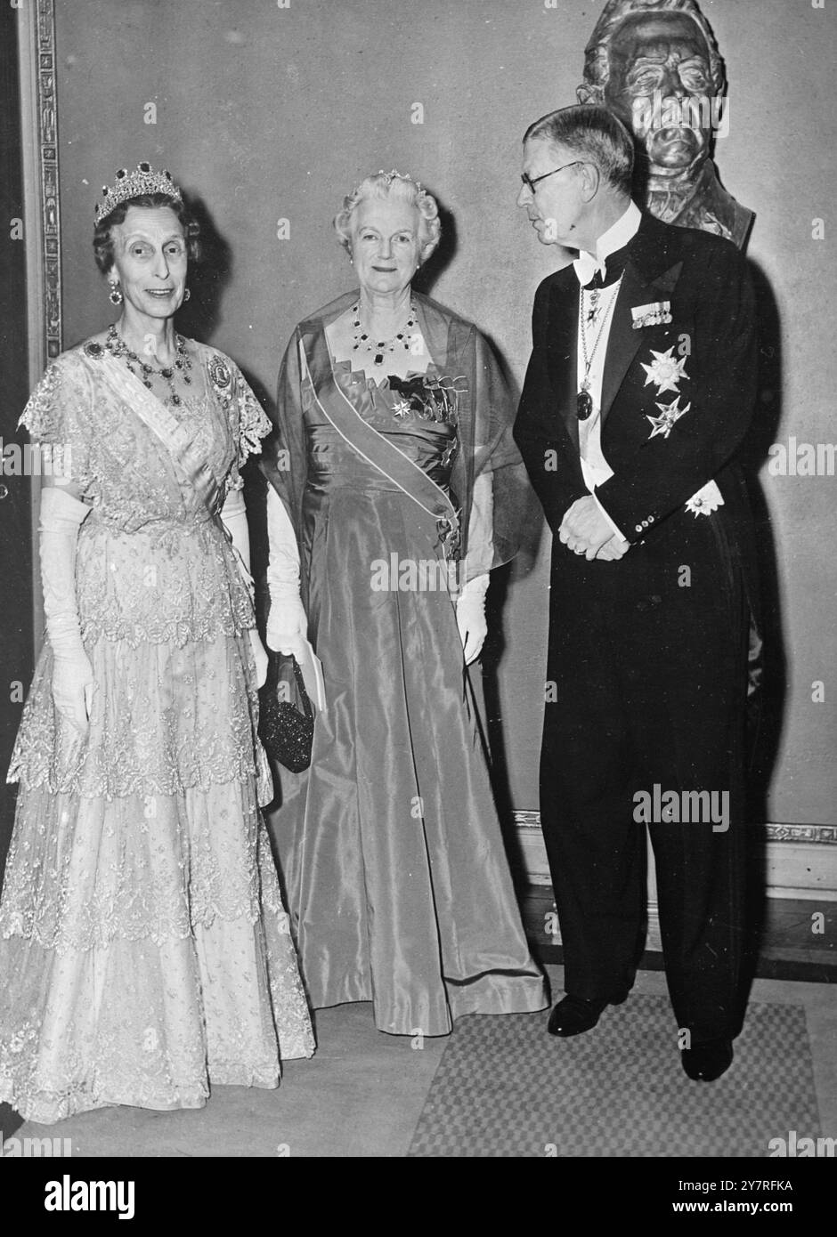 Nobelpreisfeier 12.12.53. Im Stockholmer Rathaus fand diese Woche ein Bankett und ein Ball zur Verleihung des Nobelpreises statt. Das INP-Foto zeigt, wie der König und die Königin von Schweden Lady Clementine Churchill (Mitte), Frau von Sir Winston, bei ihrer Ankunft bei den Nobelpreisfeiern empfängt. 532/PJ/73259. Fotos Von Internationalen Nachrichten. Nobelpreis 12.12.53. Der König und die Königin von Schweden begrüßte Lady Clementine Churchill bei ihrer Ankunft in der Stockholmer Konzerthalle, um diese Woche Sir Winston Churchills Literaturnobelpreis zu erhalten. 532/PJ/73259. Fotos Von Internationalen Nachrichten. Stockfoto