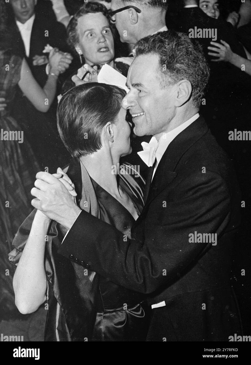 Nobelpreisfeier 12.12.53 In dieser Woche fand im Stockholmer Rathaus in Schweden Ein Bankett und Ein Ball zur Feier der Verleihung der Nobelpreise statt. I.N.P. Foto zeigt Fritz Lipman, der amerikanische Nobelpreisträger für Medizin, tanzt mit seiner Frau Freda im Blauen Saal des Stockholmer Rathauses. 532/PJ/73260 International News Photos. Stockfoto