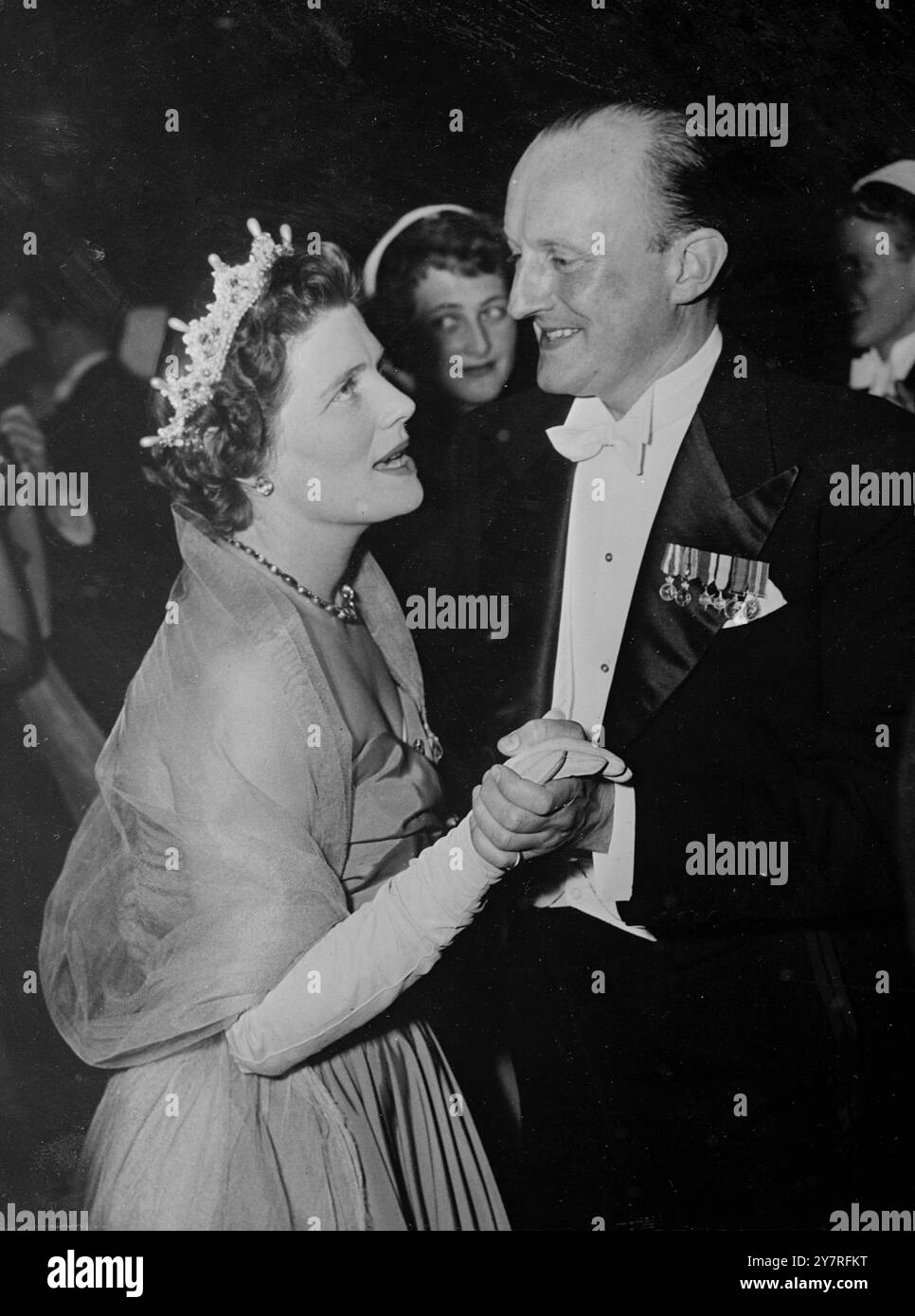 Die Nobelpreisfeier 12.12.53 ist Bankett und Ball zur Feier der Nobelpreisverleihung fand diese Woche im Stockholmer Rathaus in Schweden statt. Das INP-Foto zeigt Mrs. Mary Soames, Tochter von Sir Winston Churchill, tanzt mit einem schwedischen Partner in der Blauen Halle des Stockholmer Rathauses. 532/PJ/73261 International News Photos Stockfoto