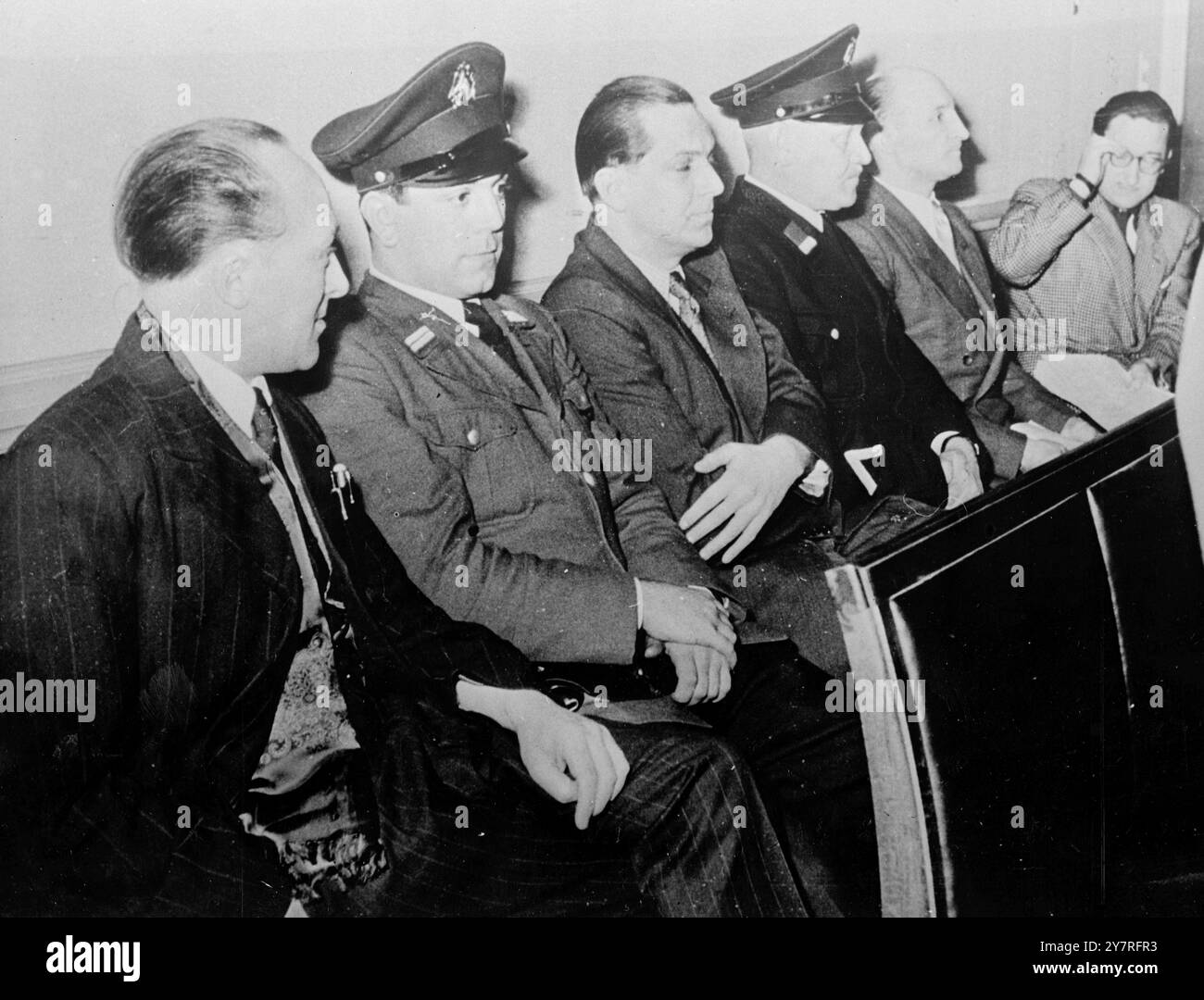 Bundesdeutschlands Hochverrat 10.12.53. Der Prozess gegen vier Deutsche, die wegen Hochverrats angeklagt sind, wird vor dem Bundesgericht in Karlsruhe abgehalten. Den Männern wird vorgeworfen, vertrauliche Berichte und geheime Dokumente, darunter eine gefälschte Kopie des Generalvertrages, an die DDR-Regierung weitergegeben zu haben. I.N.P. Foto zeigt die vier Angeklagten in Zivilkleidung, von links nach rechts: Arnold de Lannoy, 41, Hamburger Exporthändler; Uwe Wehlen, 35, Hamburger Journalist; Gustav Hanelt, 39, Verwaltungsangestellter Kiel; August Moritz, 40, Kunsthistoriker Hamburg. 133/PJ/73202 International News Stockfoto
