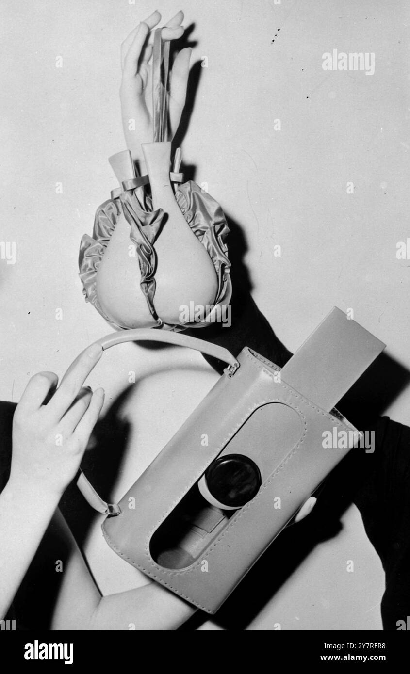 Handtaschen-Neuheiten in Paris 10.12.53 die jährliche Modeschau von Mitgliedern des französischen Lederverbandes fand gestern in einem Restaurant an den Champs Elysees in Paris statt. Lederkleidung und Accessoires wurden gezeigt. Das INP-Foto zeigt zwei Neuheiten der Handtasche. Oben in Grün und Rot „Klick und Klack“; unten eine Tasche aus handgenähtem Kalb mit Schiebeverschluss. 2/PJ/73206 International News Photos. Stockfoto