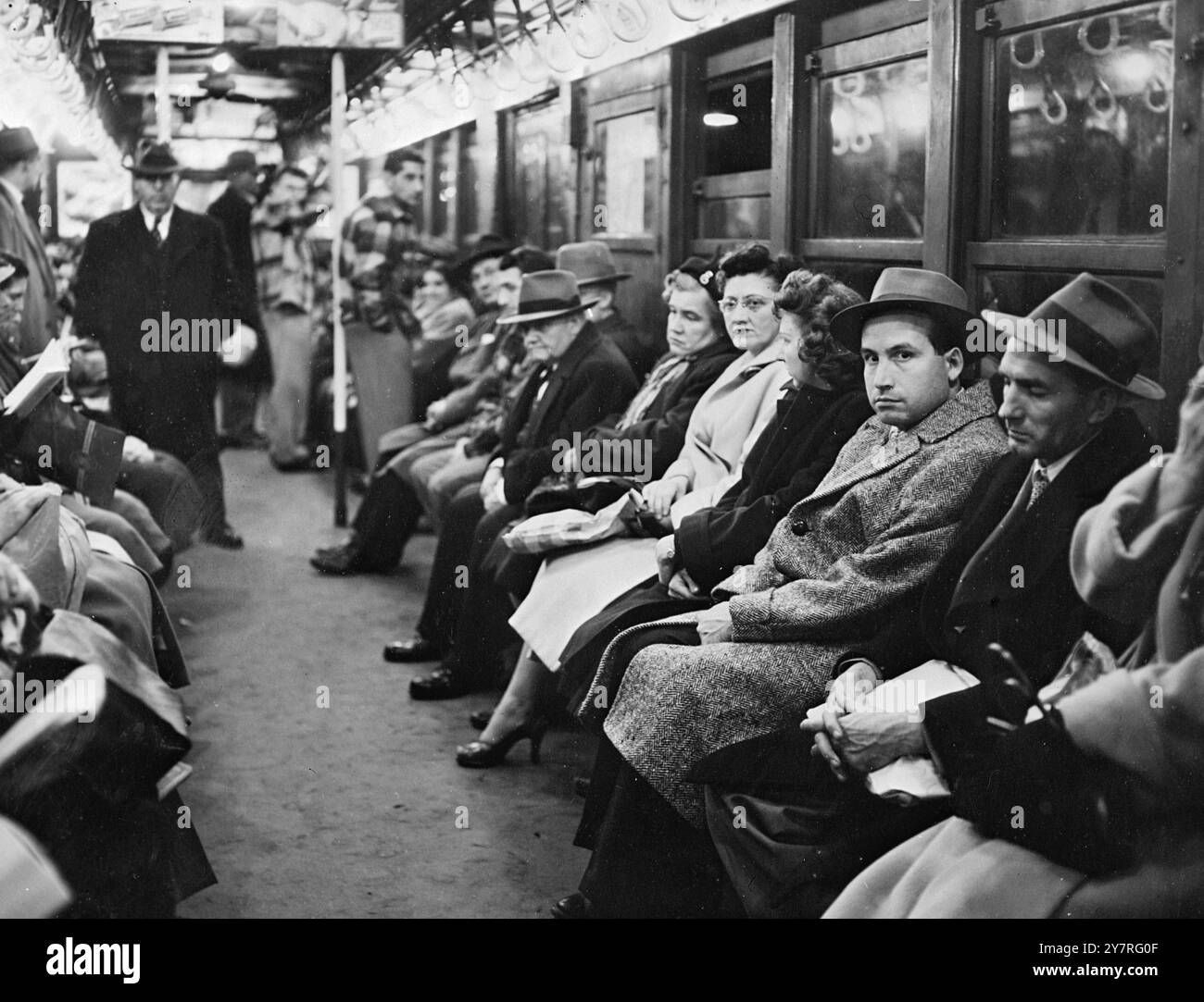 Der Streik der New Yorker Zeitung geht weiter. 6.12.53. Die Vermittler berichteten weiterhin über "keine Fortschritte", als der Streik, der die Veröffentlichung aller großen New Yorker Zeitungen eingestellt hat, heute seinen neunten Tag fand. Das INP-Foto zeigt eine typische Underground-Szene, in der das elende Publikum ohne Zeitungen gezeigt wird. Fotos Von Internationalen Nachrichten. . Stockfoto
