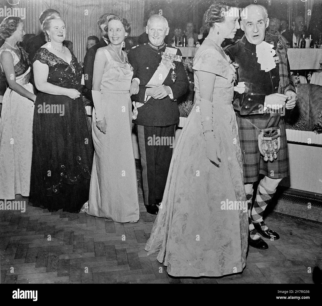 MONTGOMERY FEIERT MIT DEM COPENHAGEN SCOTS 2.12.53 Field Marshal Viscount Montgomery (dritter von rechts) den St. Andrew's Day im Scots Club, Kopenhagen, mit Prinzessin Margrethe. Der Feldmarschall, stellvertretender Oberbefehlshaber der nordatlantischen Vertragstruppen in Europa, flog am Sonntag von Paris nach Kopenhagen, um dreitägige Gespräche mit dänischen Verteidigungsführern zu führen. 533/PJ/72999 International News Photos Stockfoto